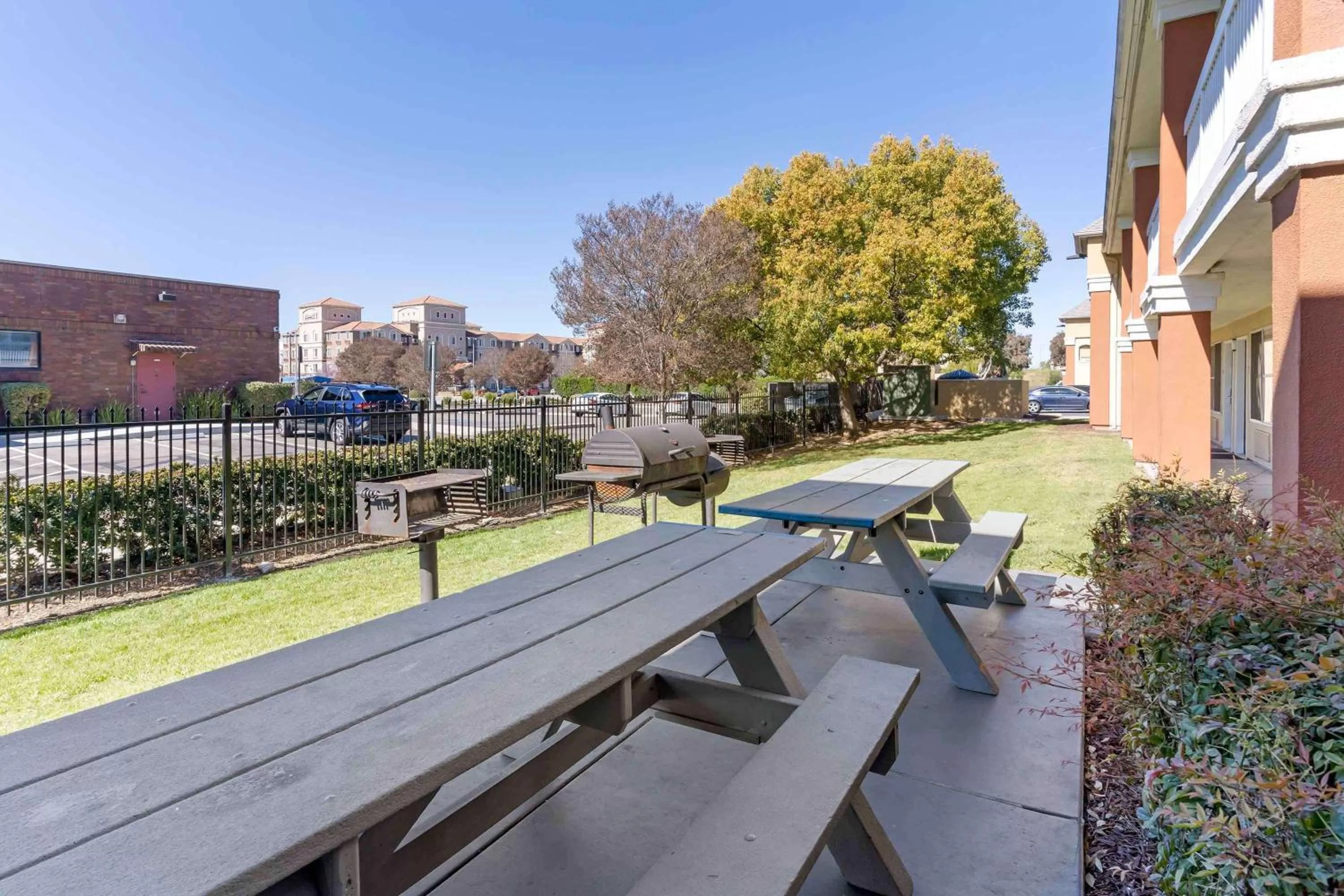 Property building in Extended Stay America Suites - San Jose - Milpitas - McCarthy Ranch