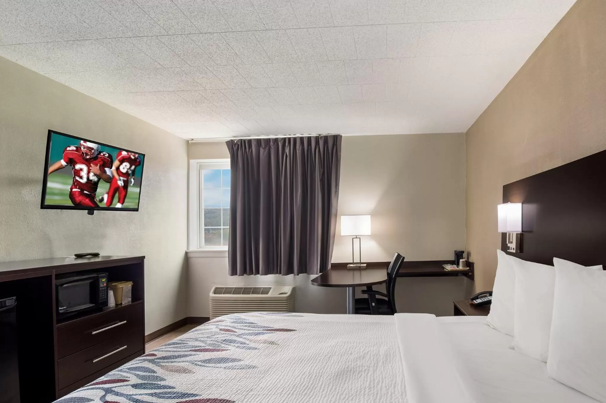 Photo of the whole room, Bed in Red Roof Inn New Stanton