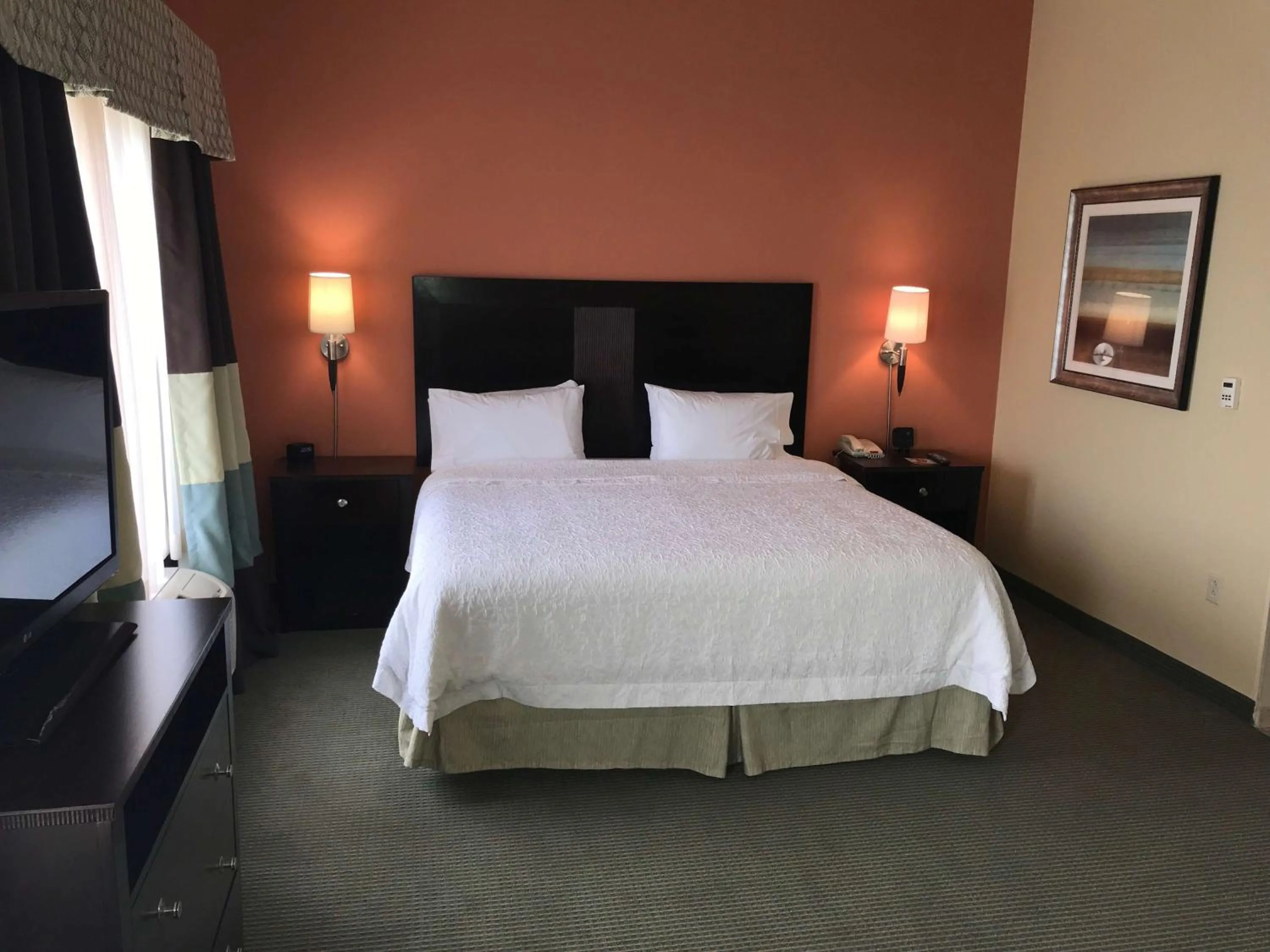Bed in Hampton Inn and Suites Austin - Lakeway