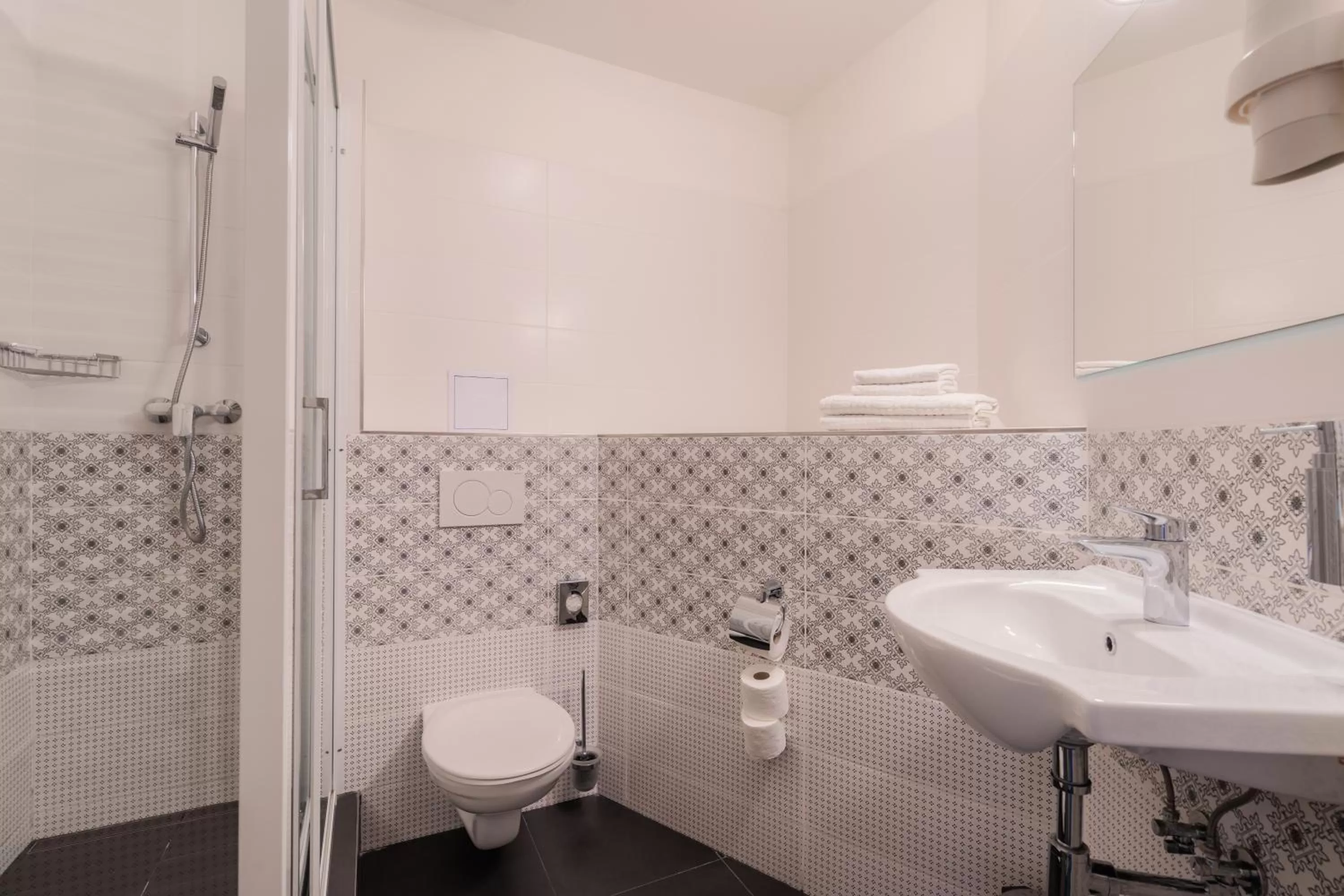 Shower in EA ApartHotel Melantrich