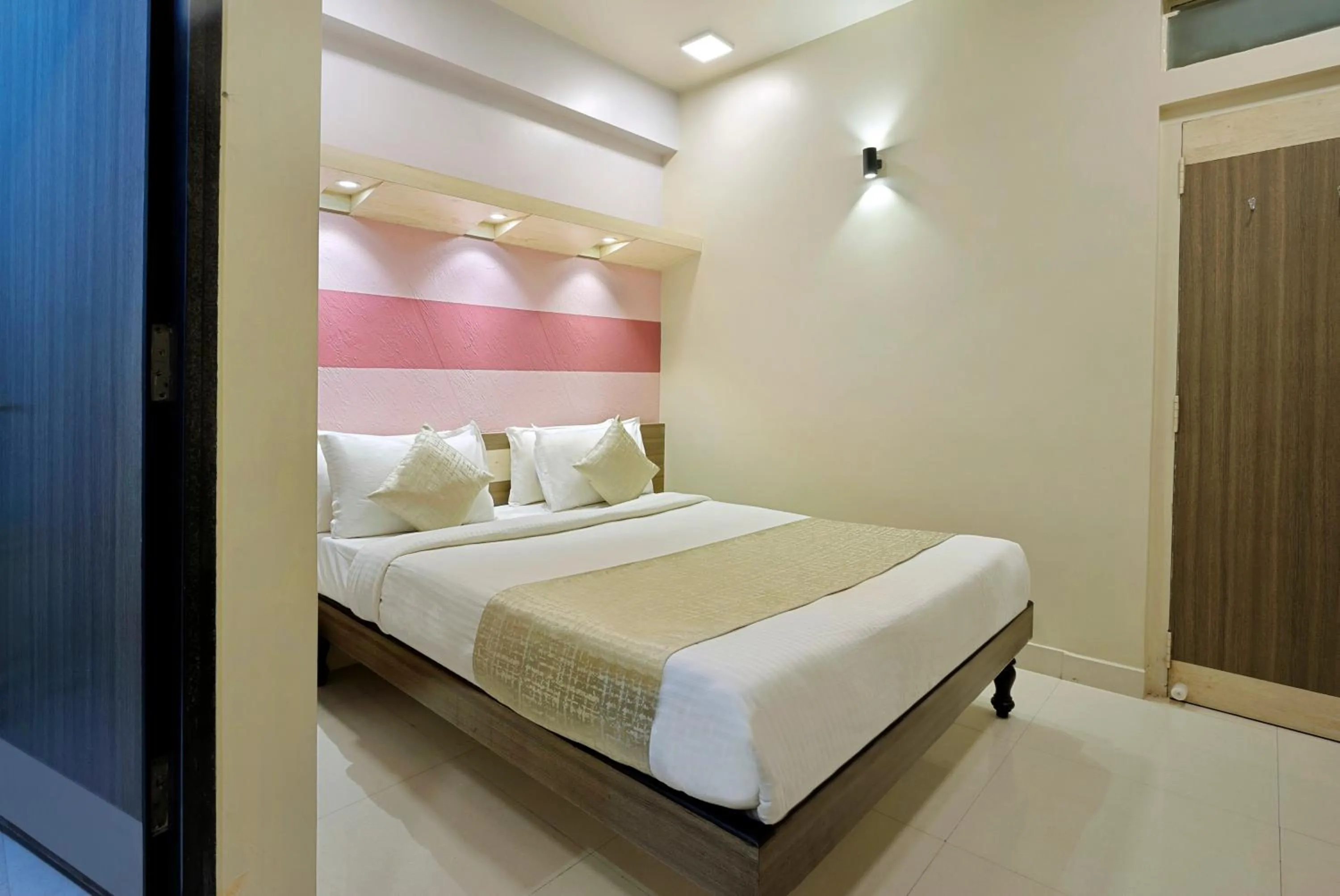 Bedroom, Bed in Mannars Deluxe Lodge