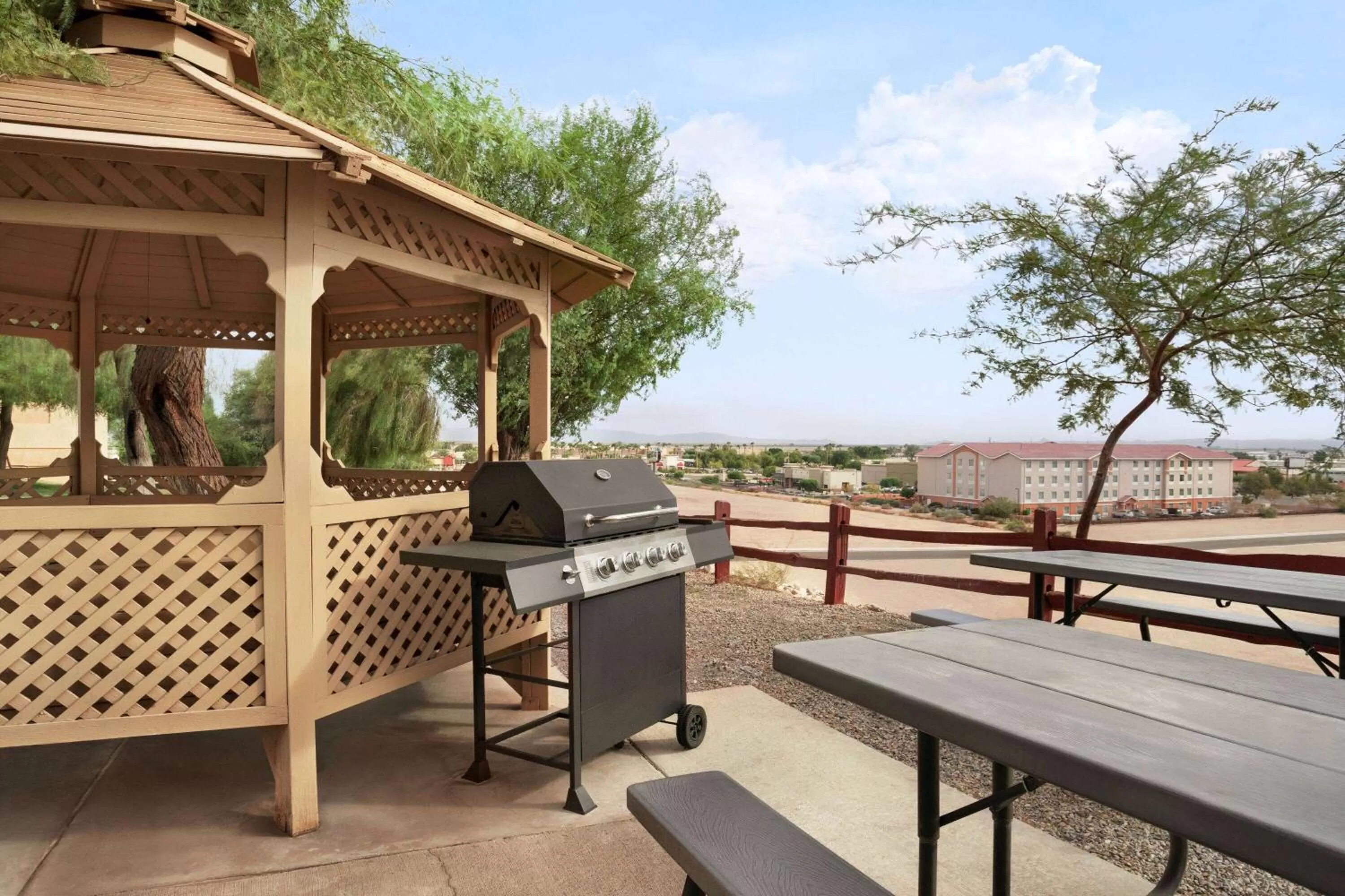 BBQ facilities in Travelodge by Wyndham Yuma