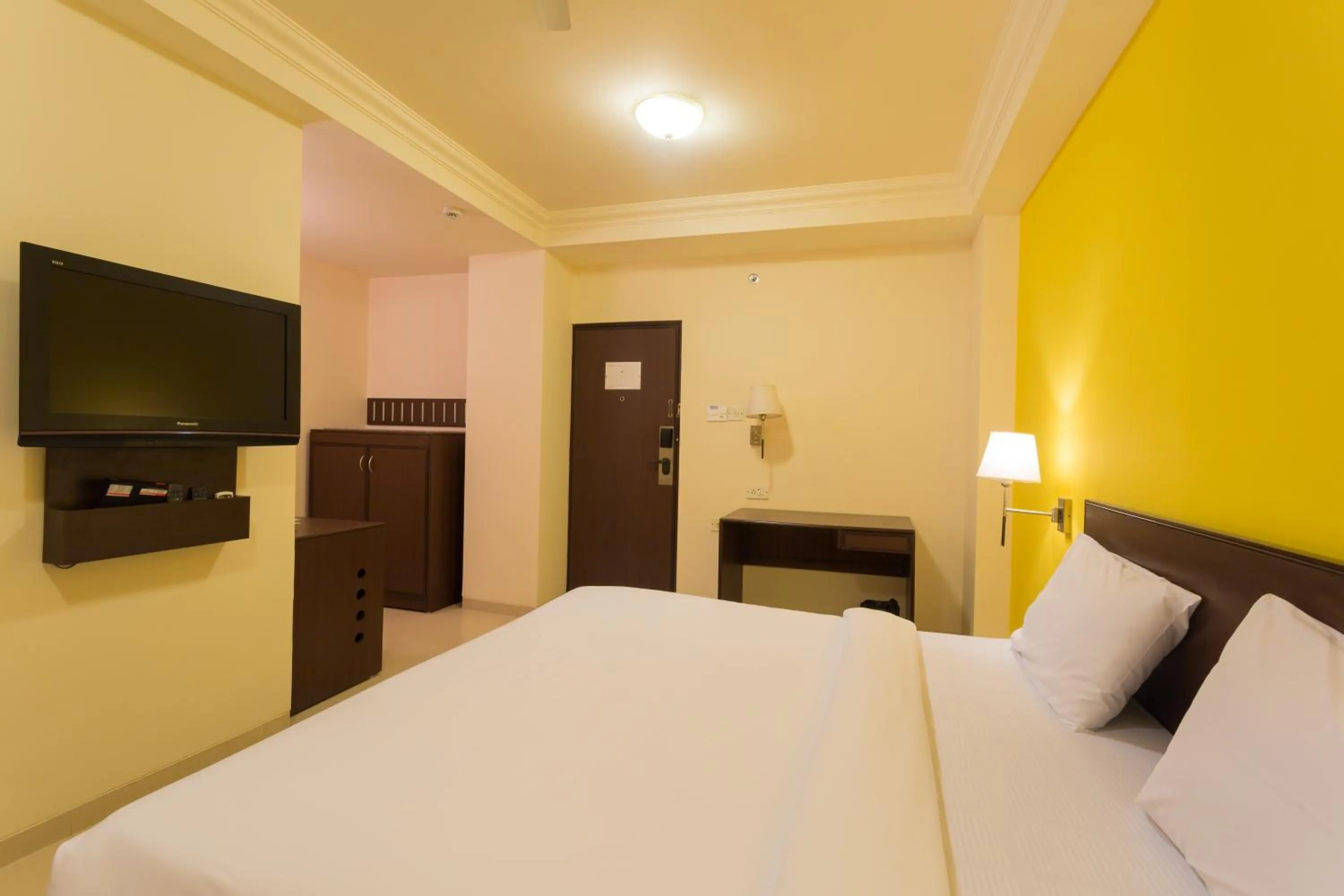 Communal lounge/ TV room, Bed in Ginger Mumbai Andheri (MIDC)