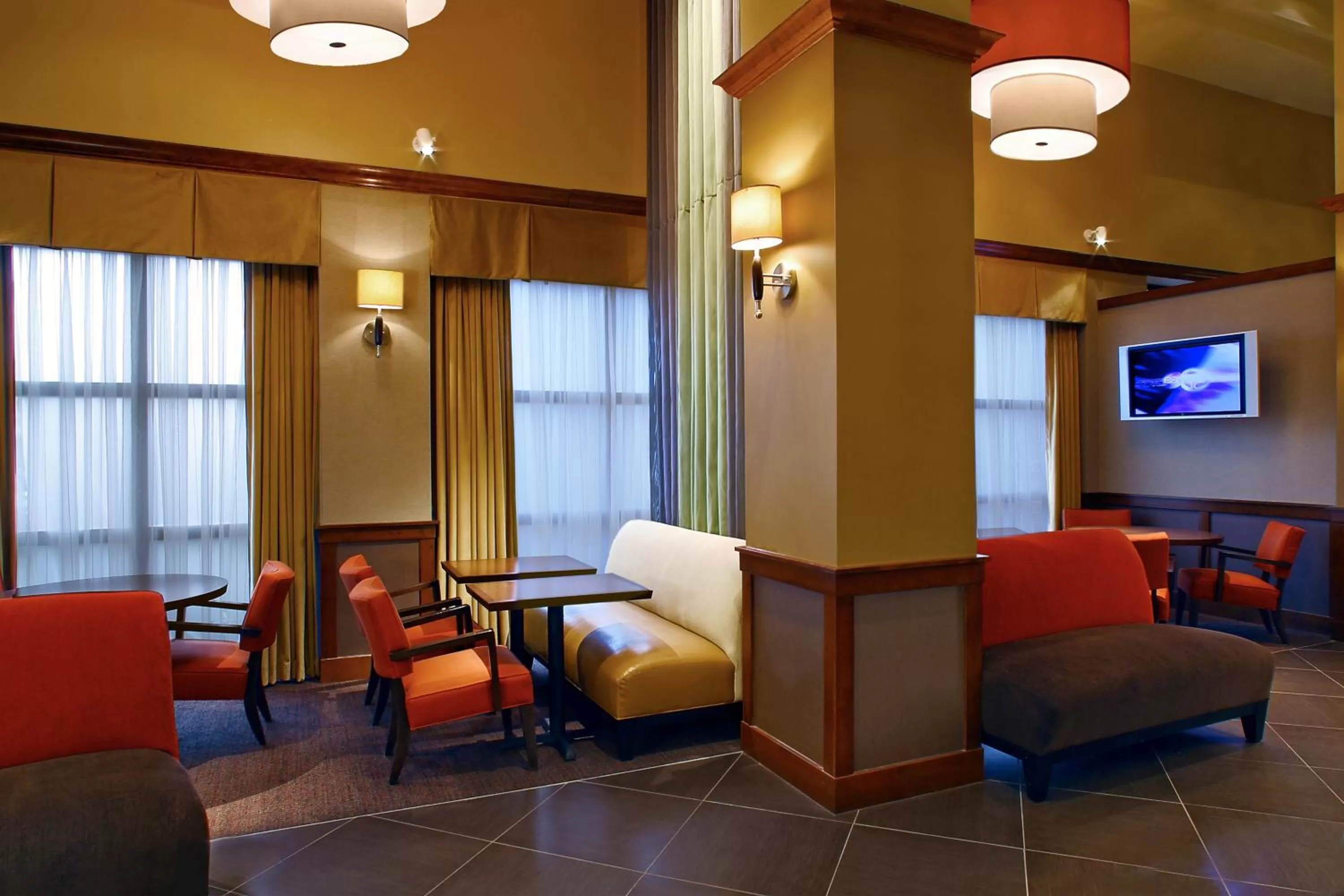 Communal lounge/ TV room in Sonesta Select Austin North Central