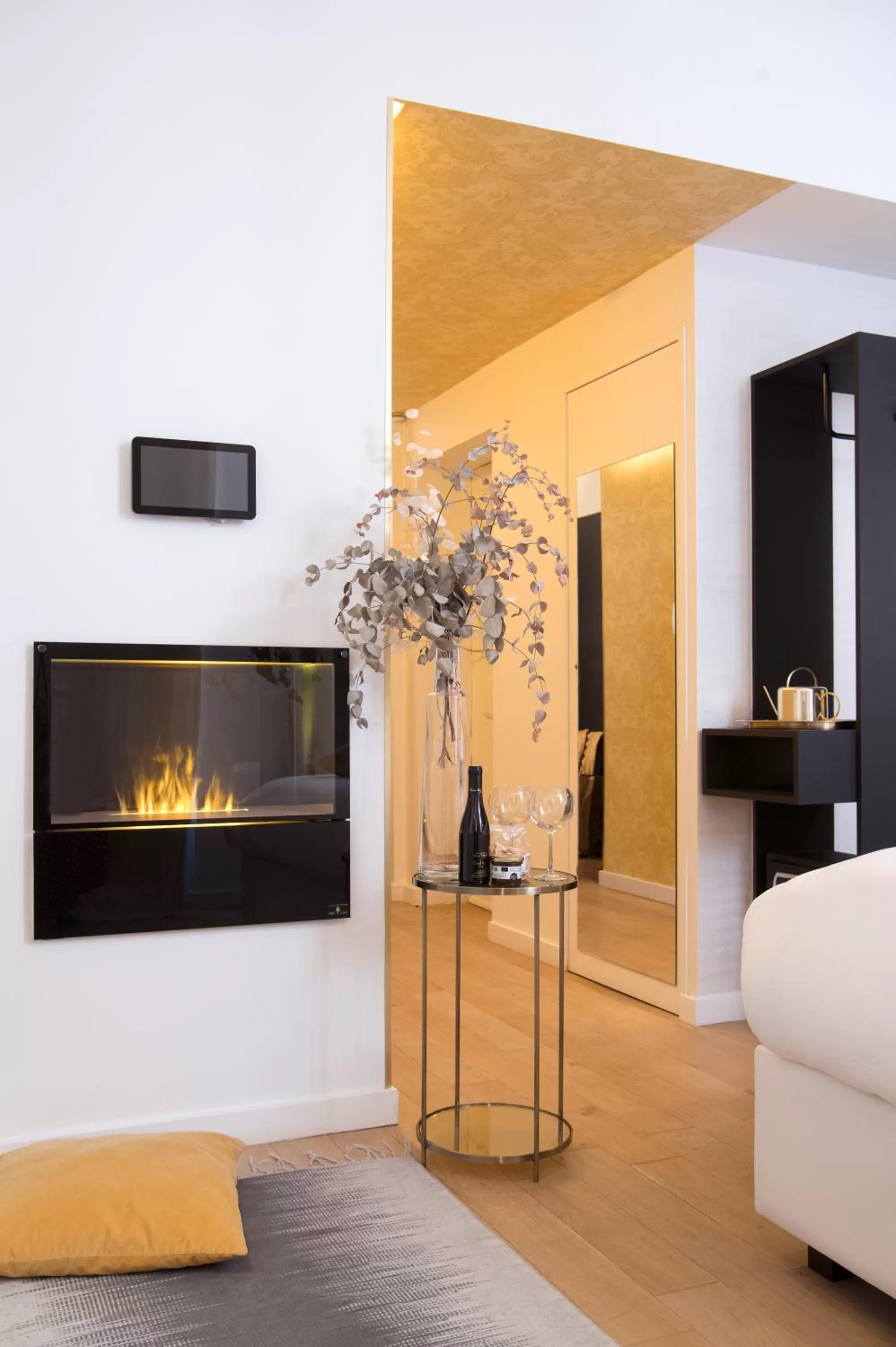 TV and multimedia, TV/Entertainment Center in MiHotel Charité