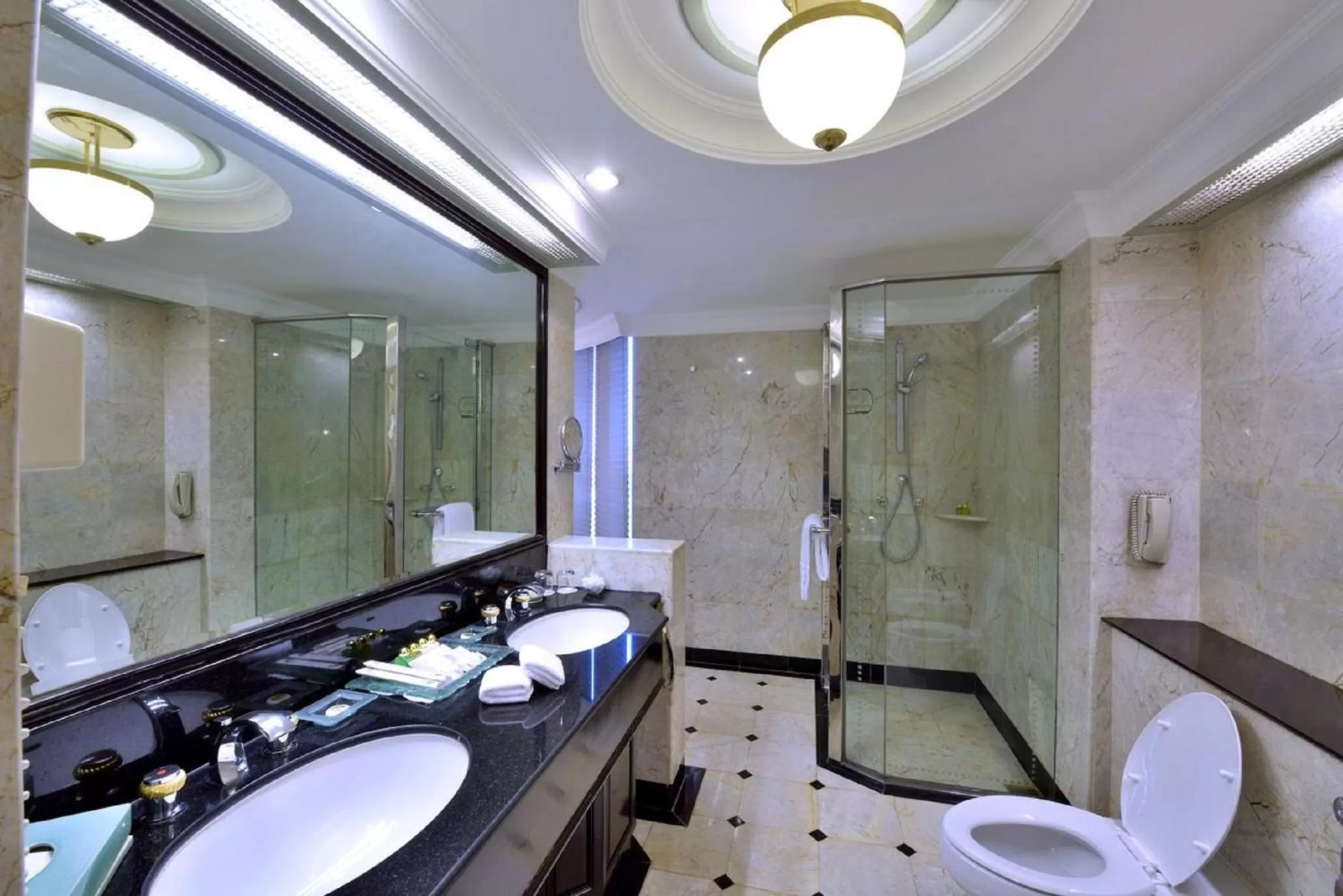 Bathroom in Evergreen Laurel Hotel Bangkok