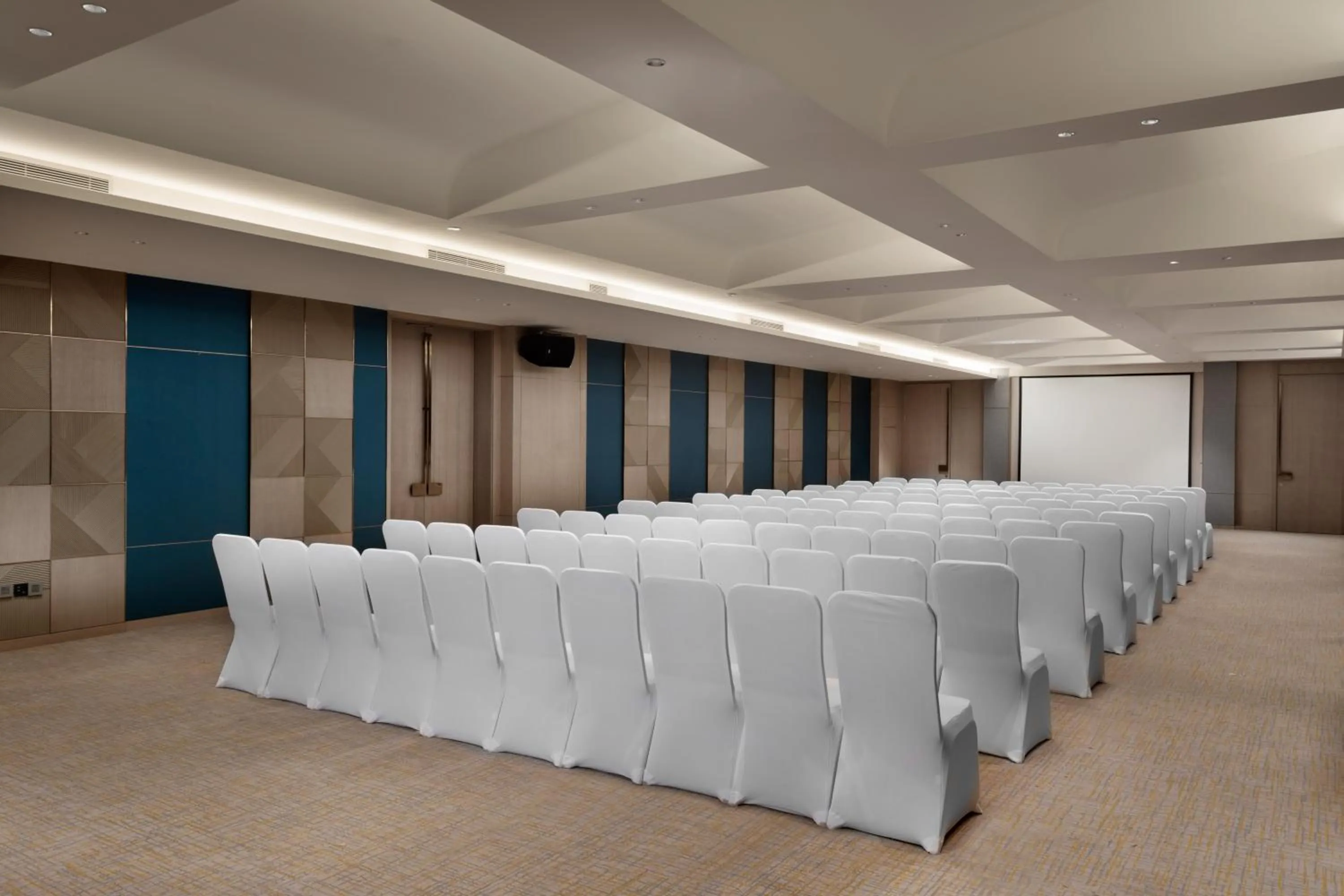 Meeting/conference room in Holiday Inn Guiyang City Center by IHG