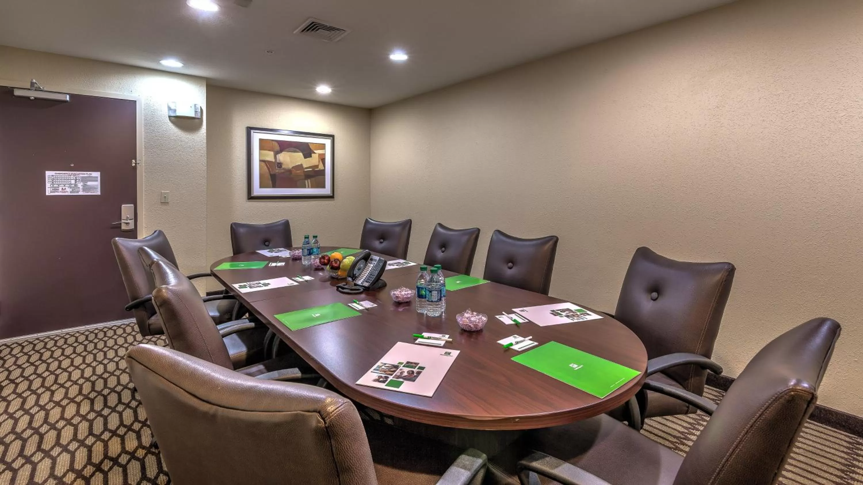 Meeting/conference room in Holiday Inn North Quail Springs by IHG