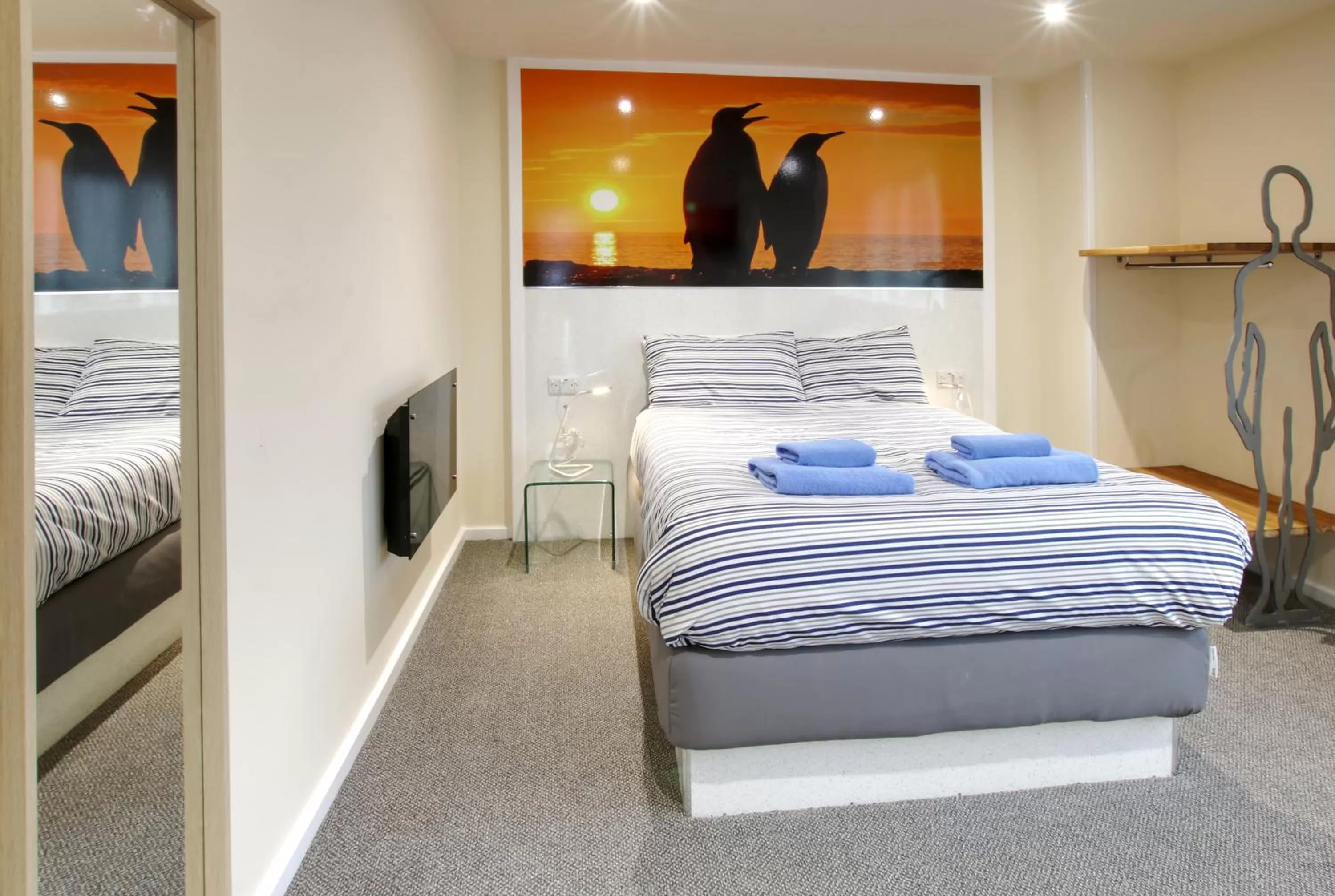 Photo of the whole room, Bed in Silver Street Suites