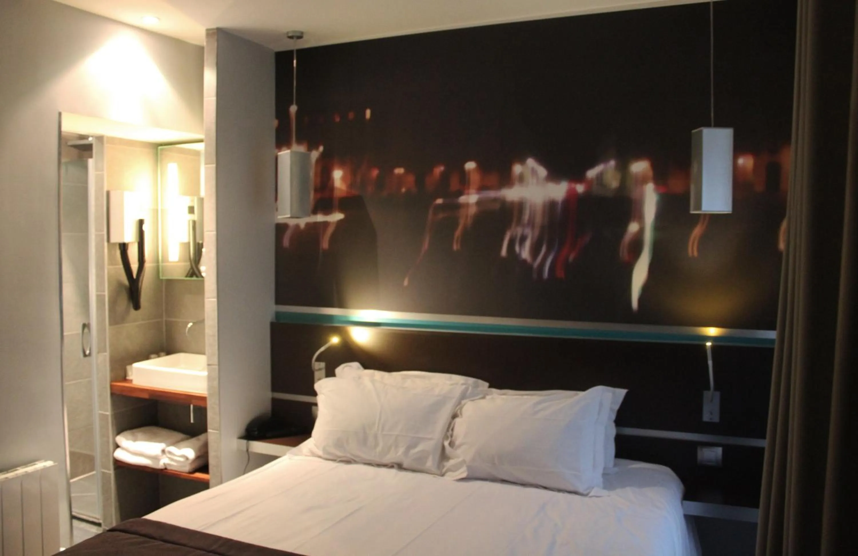 Photo of the whole room, Bed in Hôtel Lumières Montmartre Paris