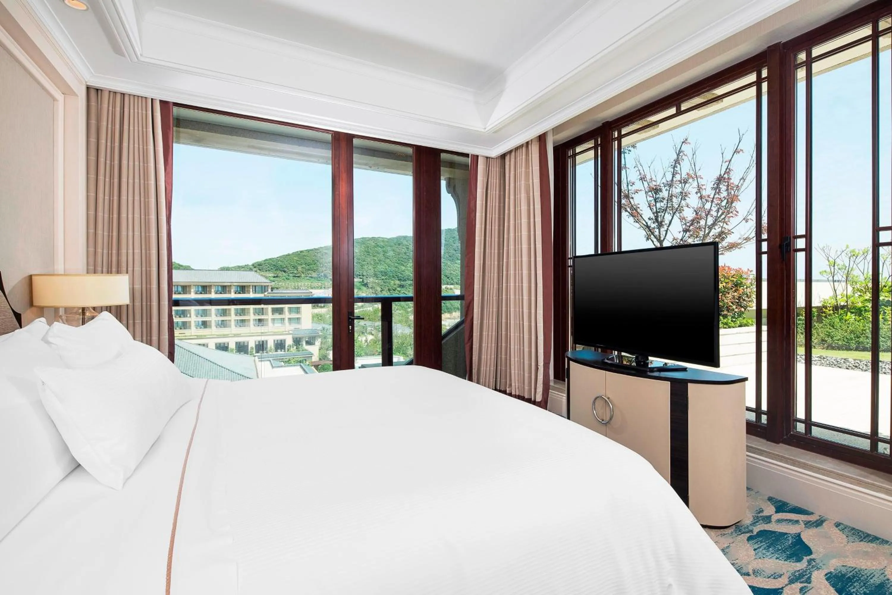 Bedroom, Bed in The Westin Zhujiajian Resort, Zhoushan