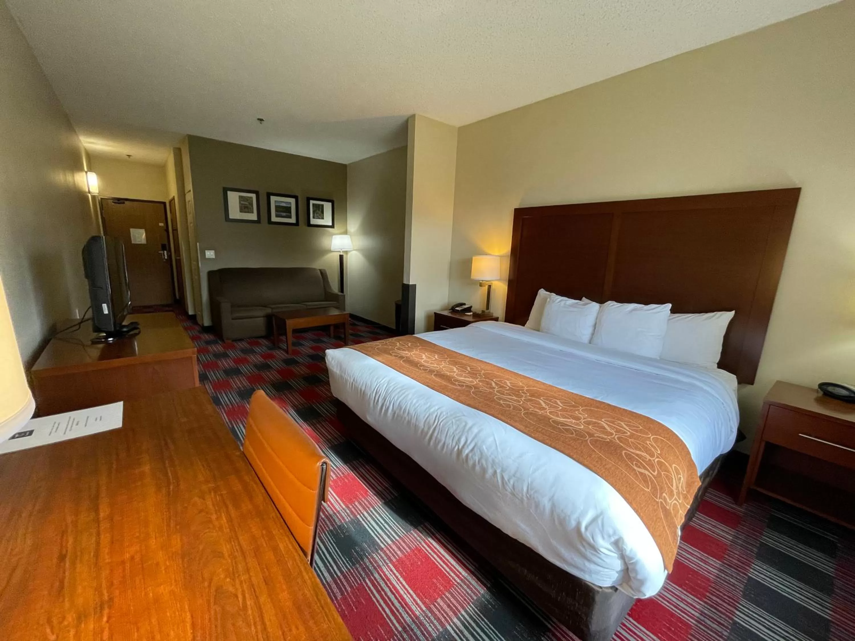 Photo of the whole room, Bed in Comfort Suites Near Vancouver Mall