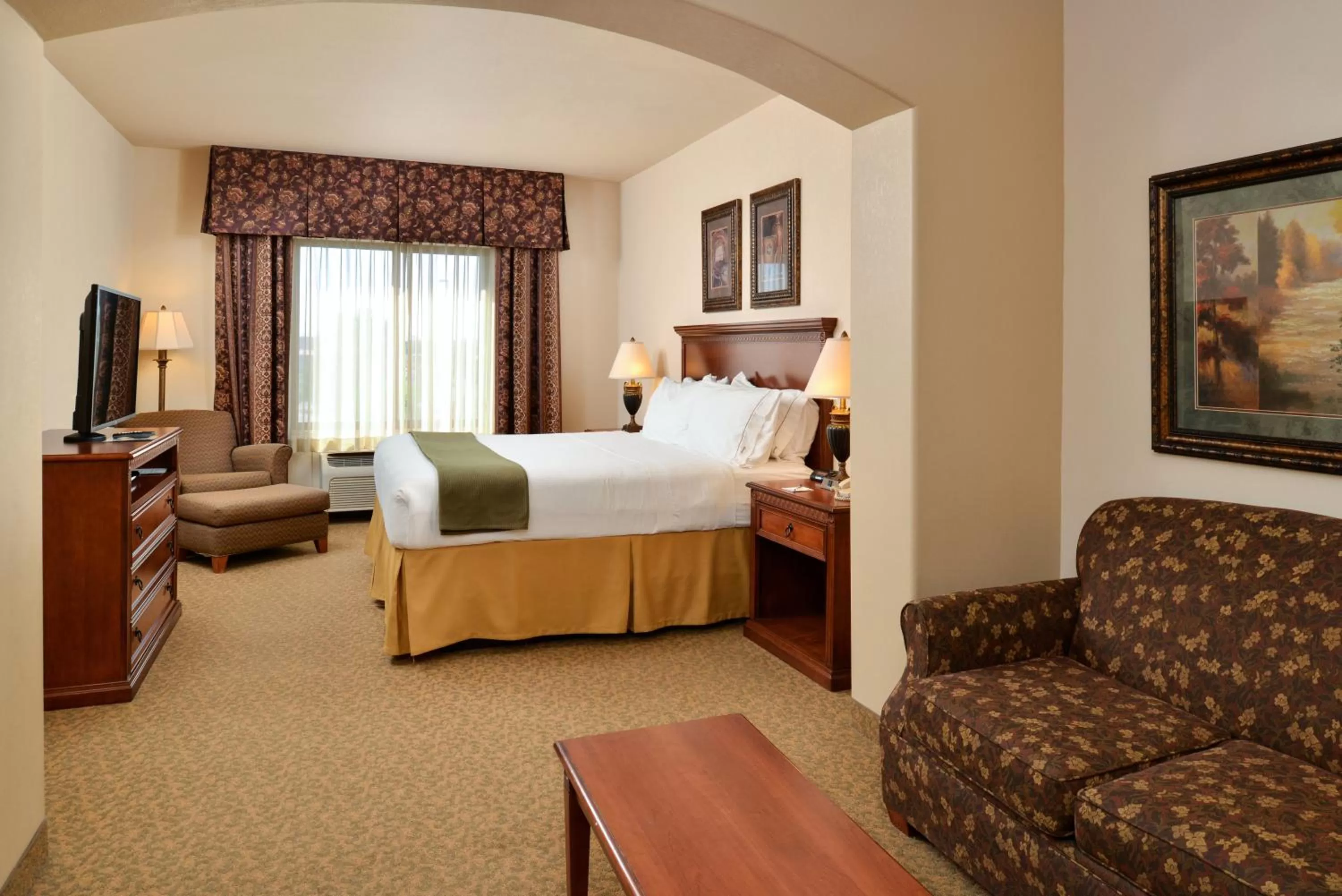 Photo of the whole room, Bed in Holiday Inn Express Hotel & Suites Las Cruces by IHG