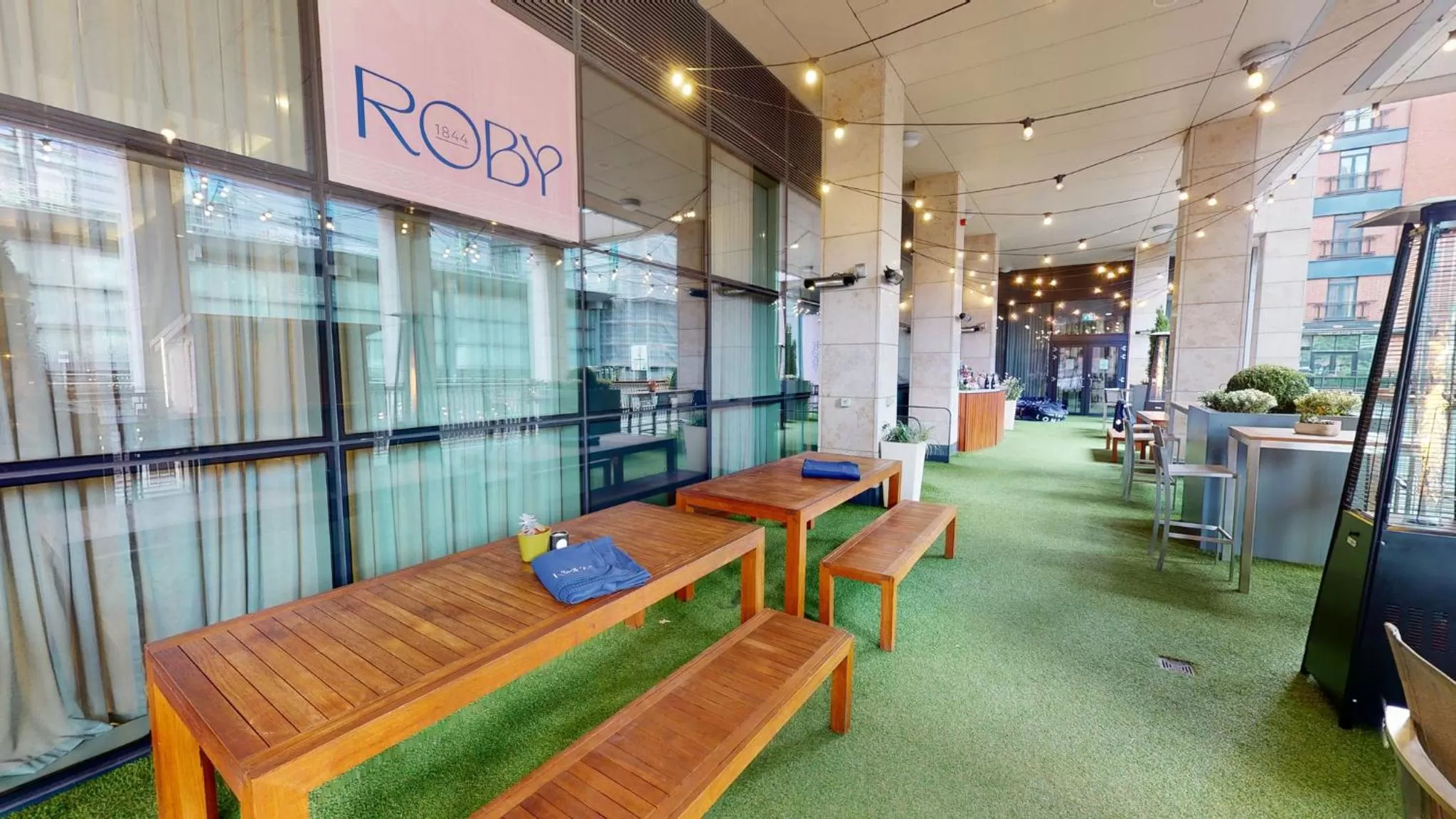 Lounge or bar in Holiday Inn Manchester - City Centre by IHG