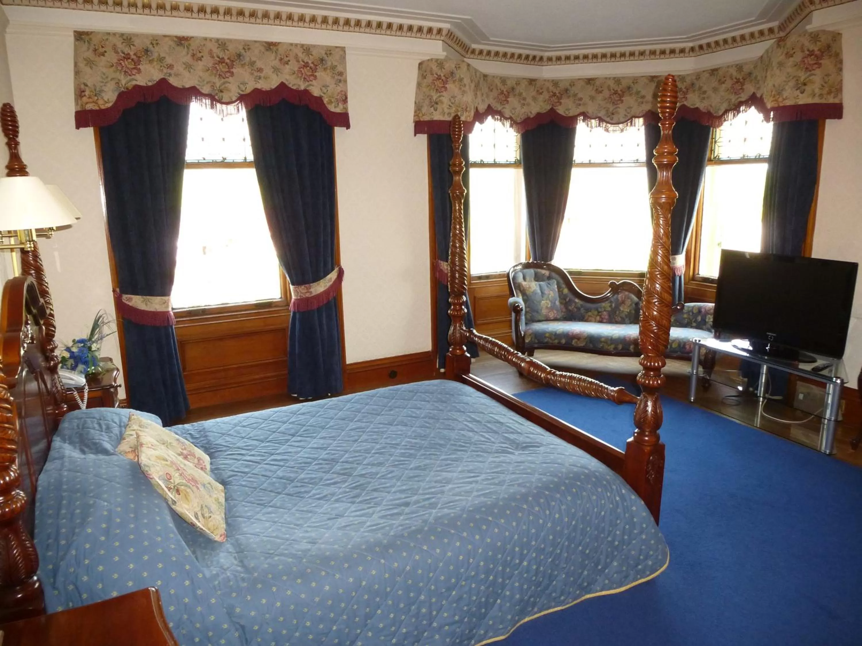 Bed in Somerton House Hotel