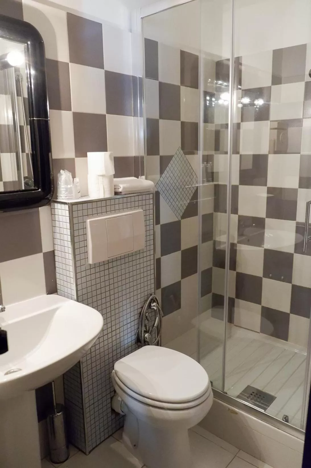 Shower in Hotel Letizia