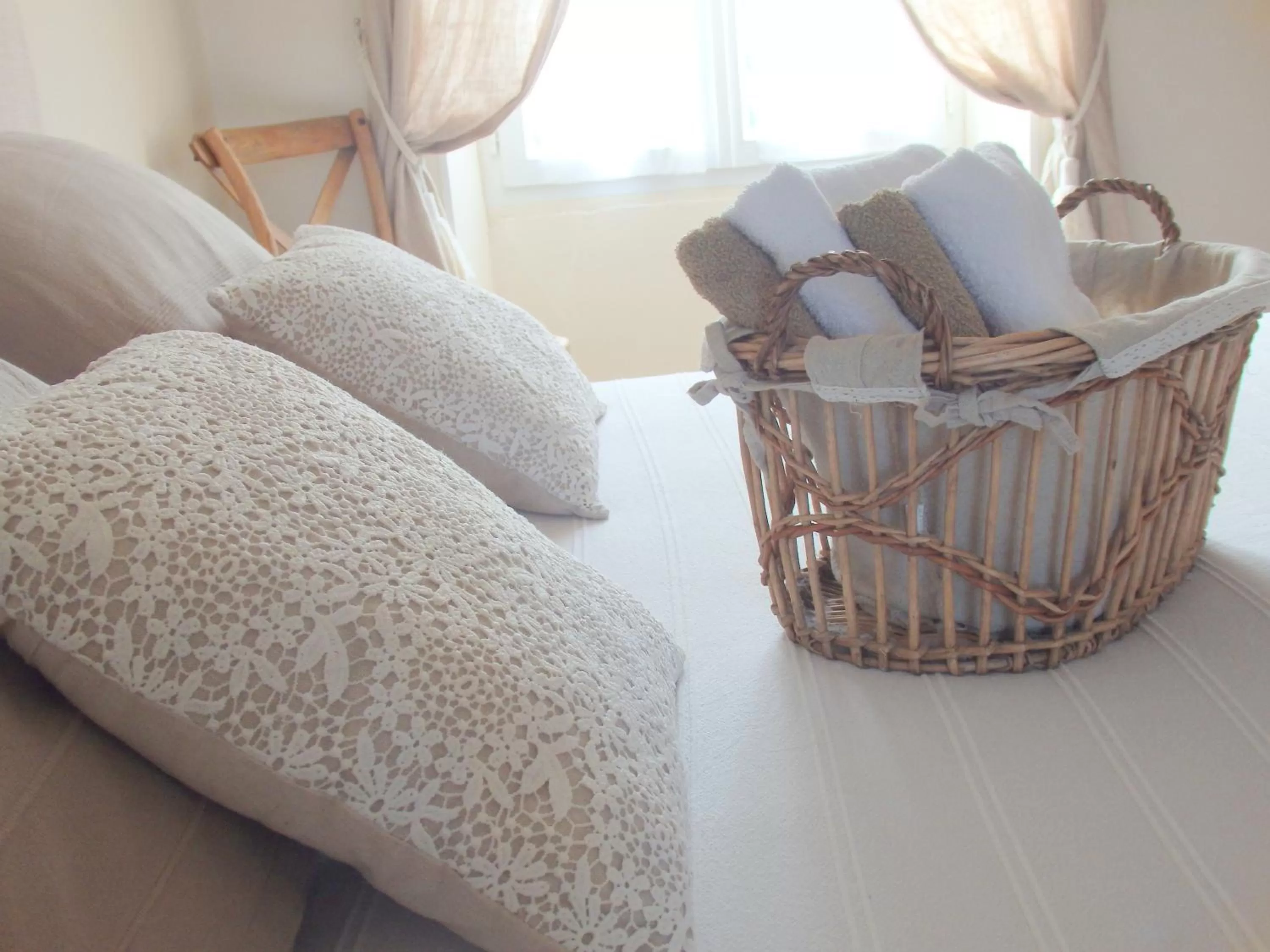 Decorative detail, Bed in Chambres d'Hôtes Le Tilleul