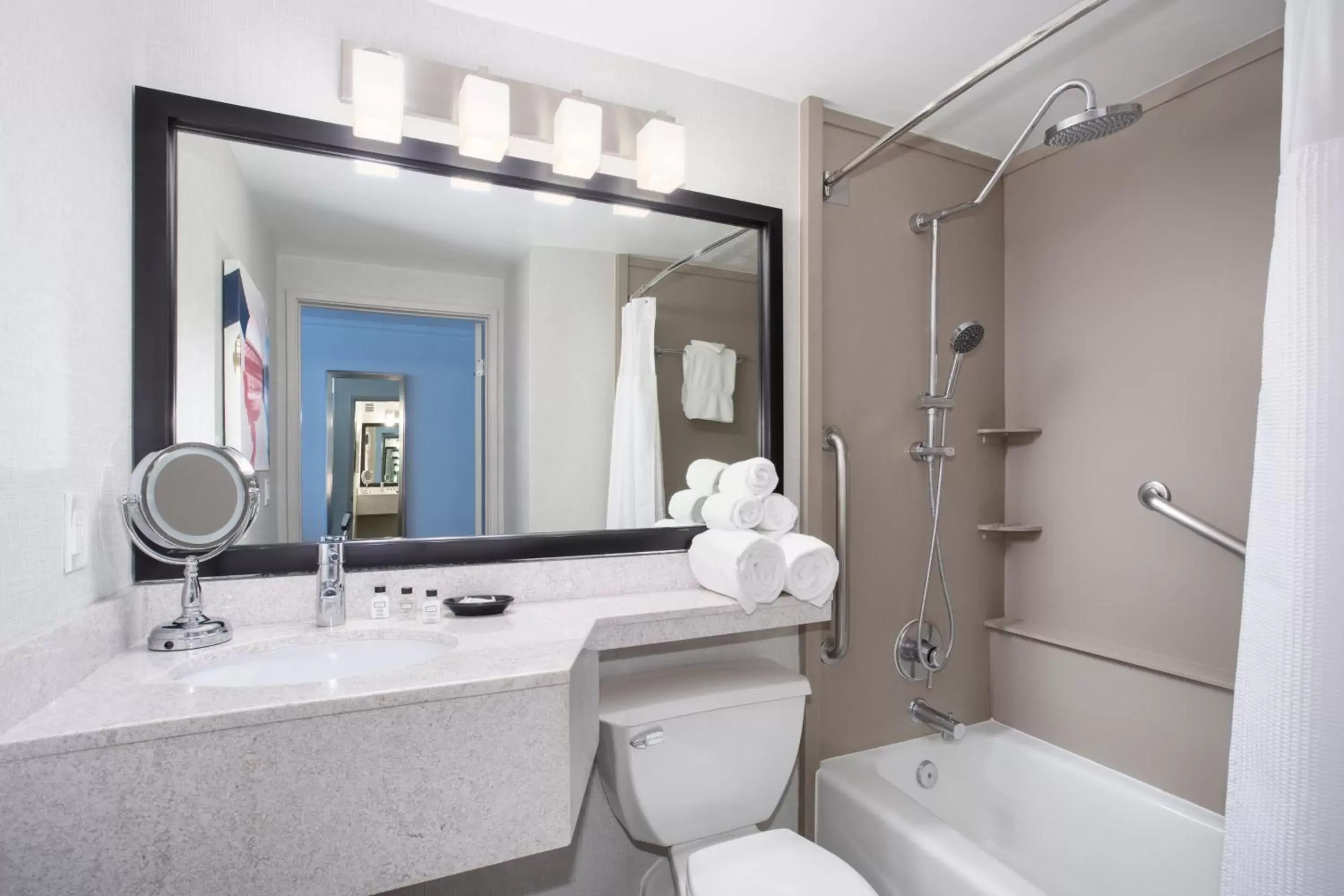 Junior King Suite with Tub - Communications Accessible in Crowne Plaza Costa Mesa Orange County by IHG Junior King Suite with Tub - Communications Accessible in Crowne Plaza Costa Mesa Orange County by IHG