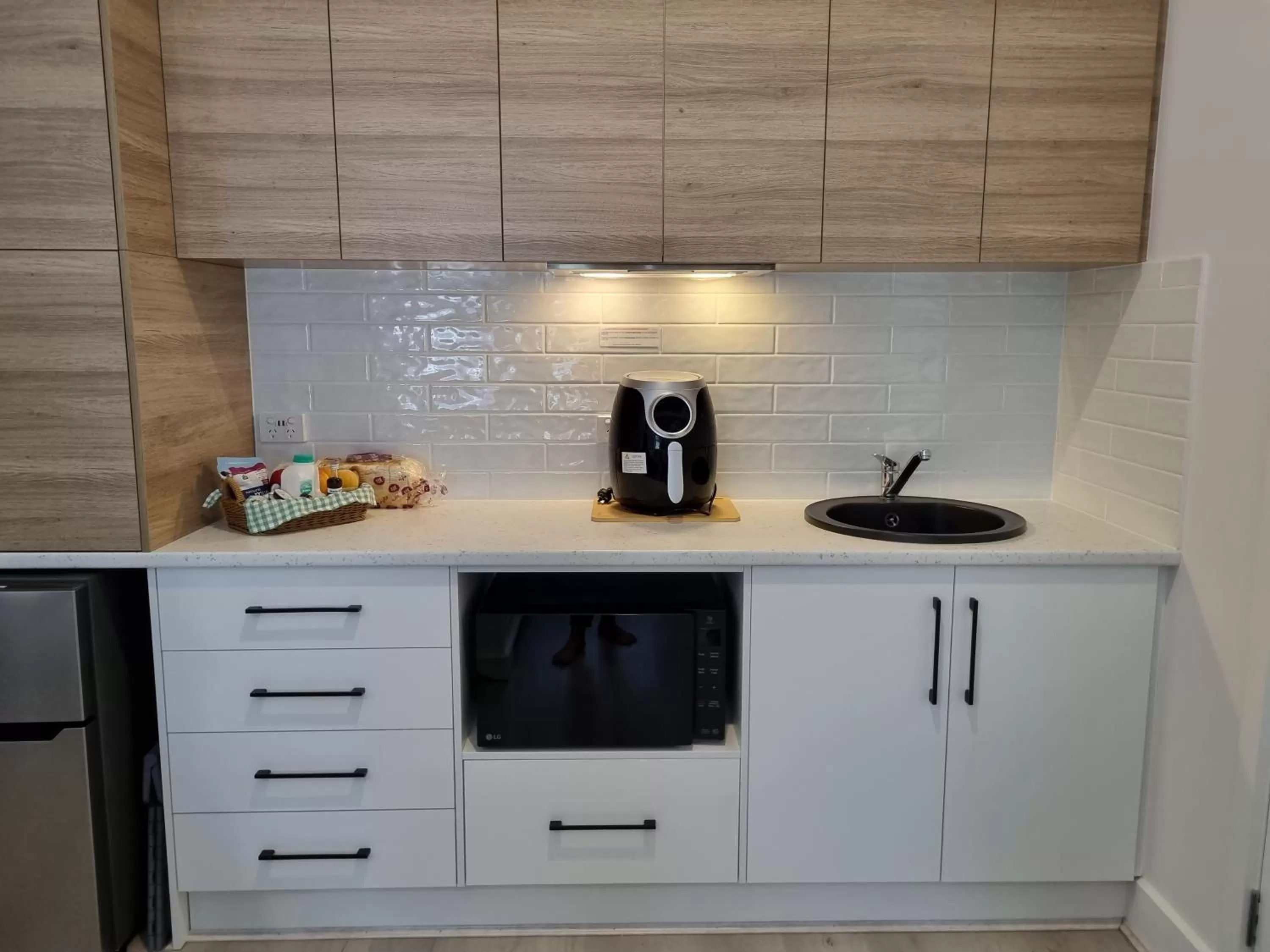 Kitchen or kitchenette in Hampton on Washington - FREE Wifi and Netflix