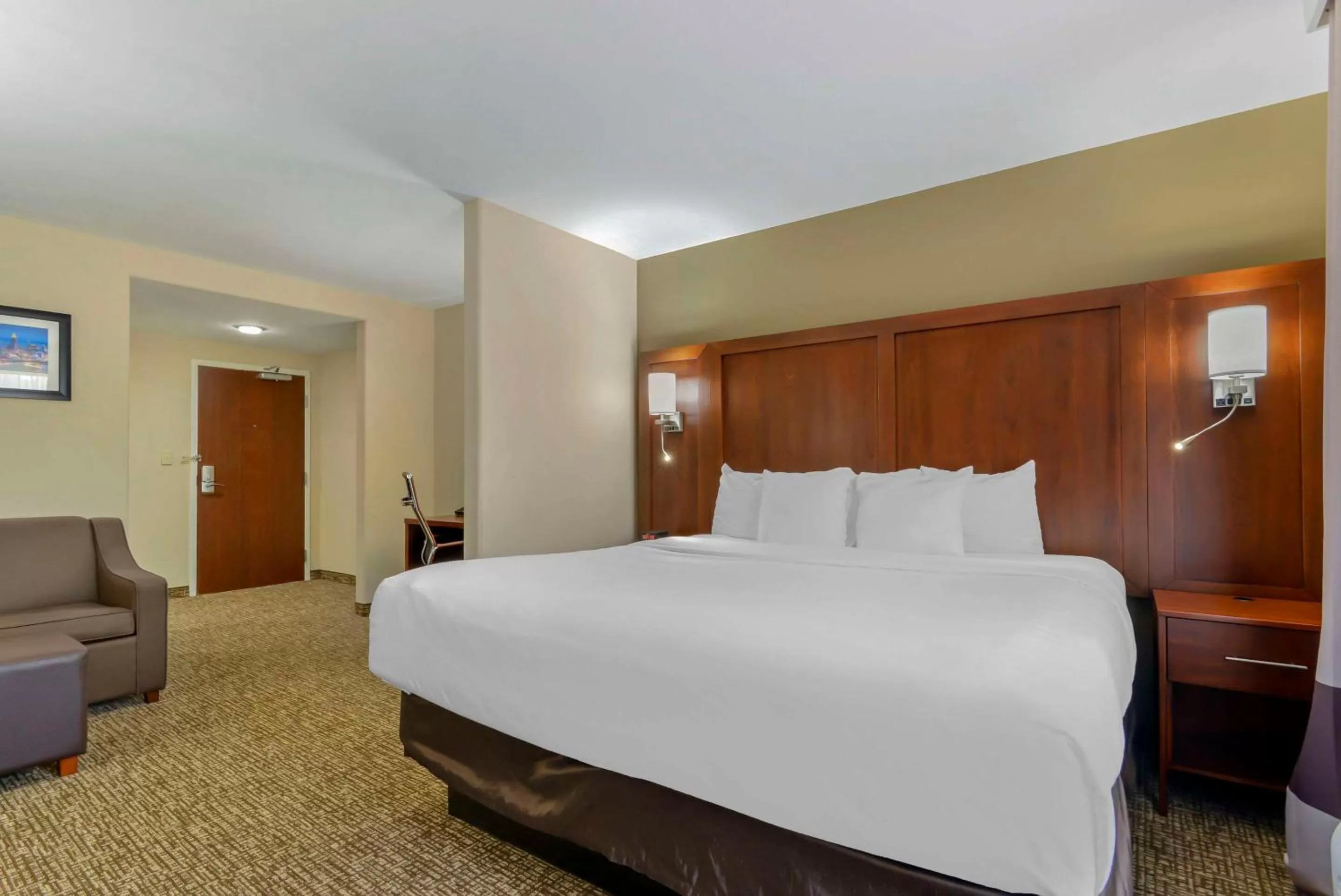 Bedroom, Bed in Comfort Suites At Kennesaw State University