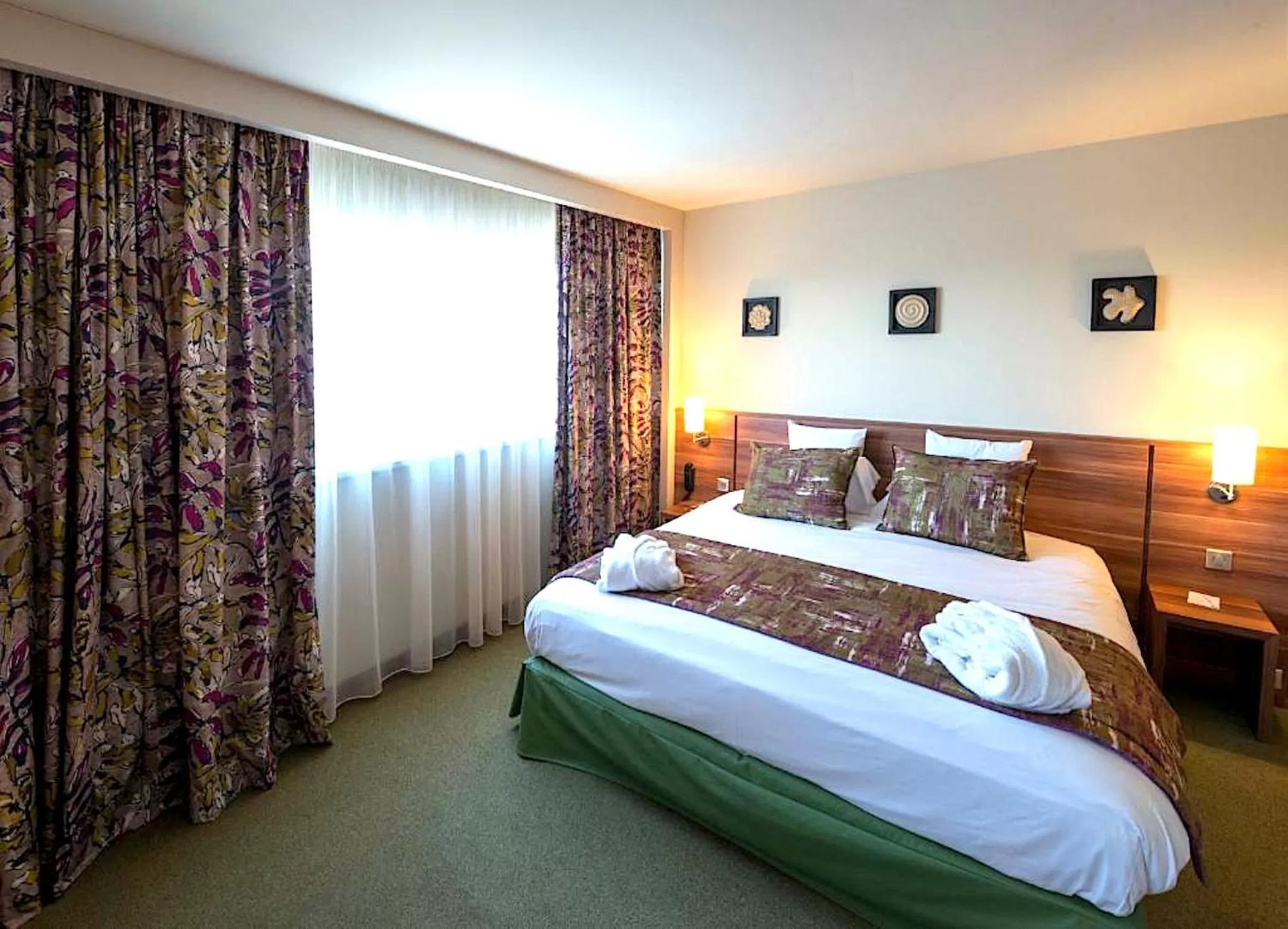 Bedroom, Bed in Golden Tulip Bâle Mulhouse - Hôtel Restaurant