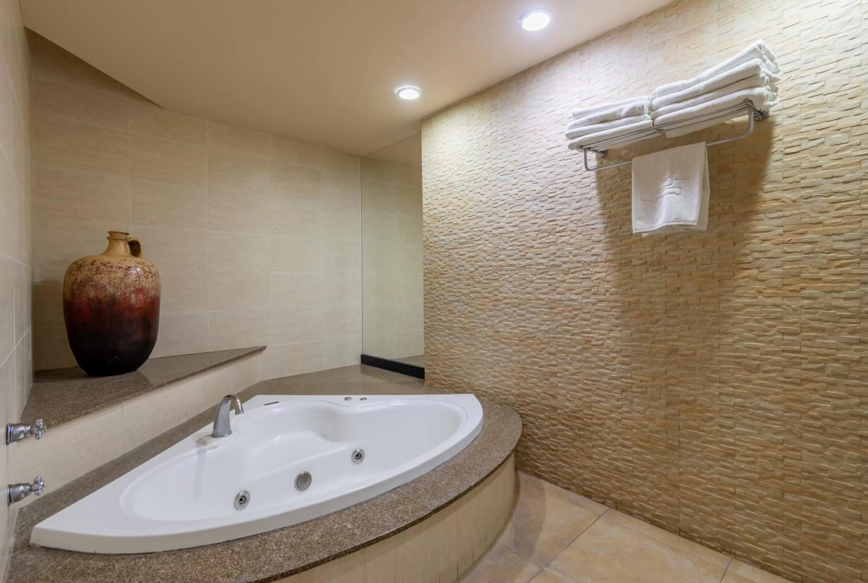 Bath in Hotel Flamingo Inn