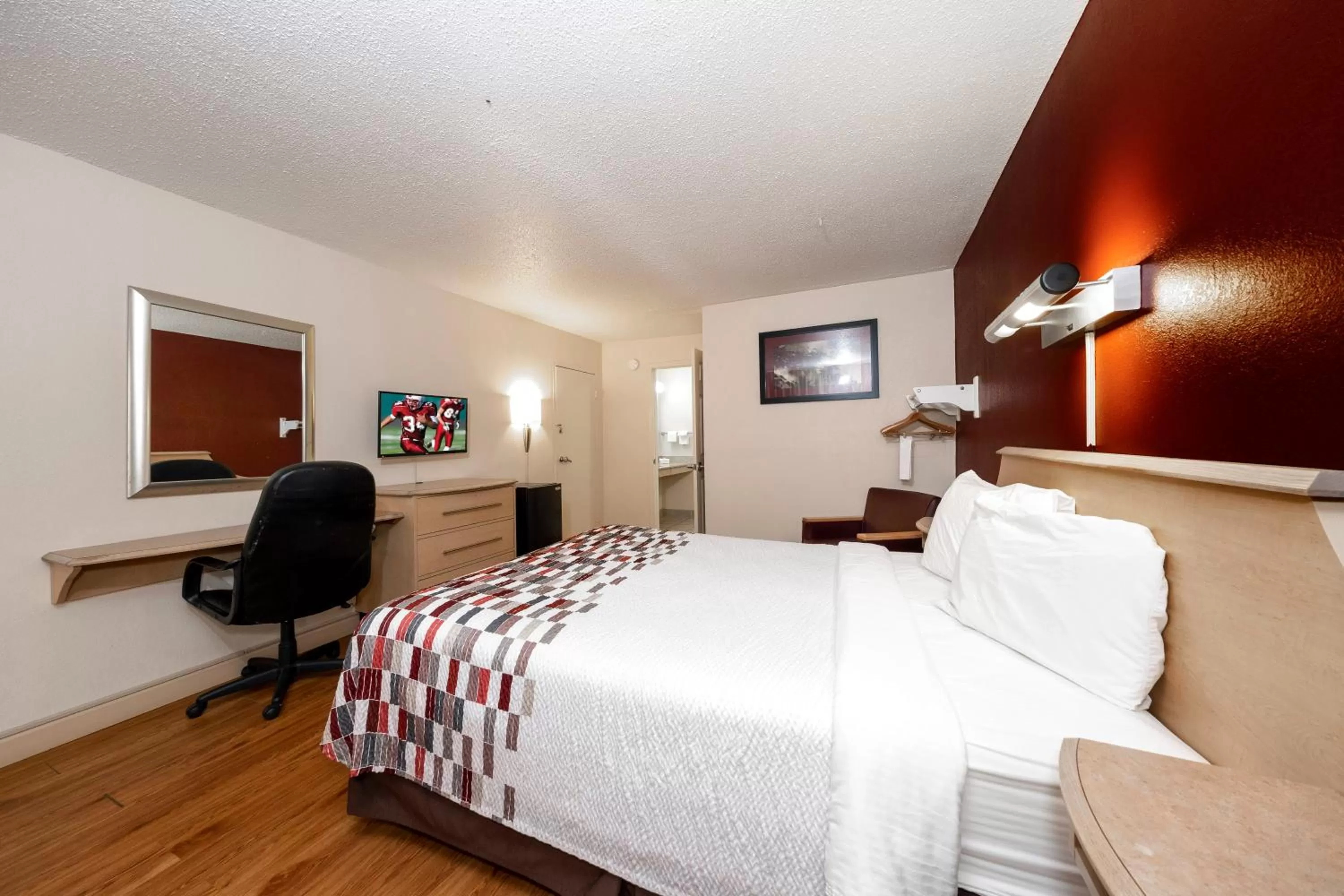 Photo of the whole room, Bed in Red Roof Inn & Suites Wytheville