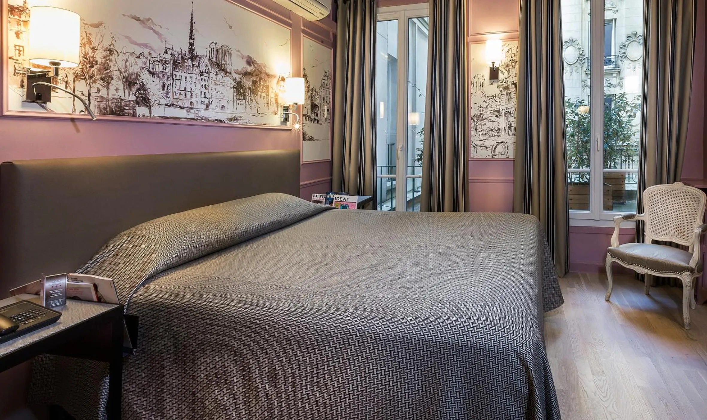 Bed in Hotel Concortel Paris