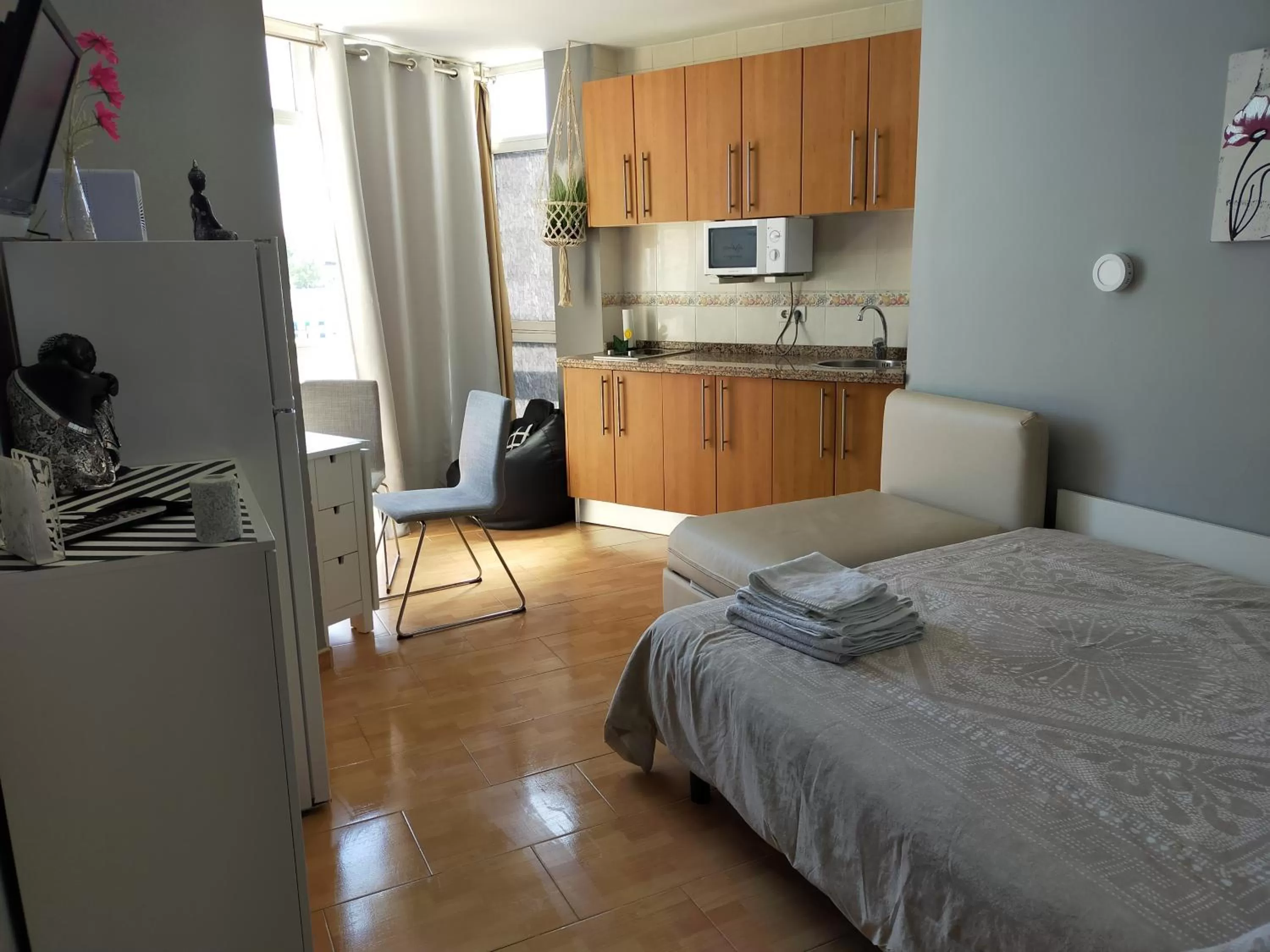 Photo of the whole room, Kitchen/Kitchenette in Benalmadena ,apartamento-Estudio primera Línea de Playa