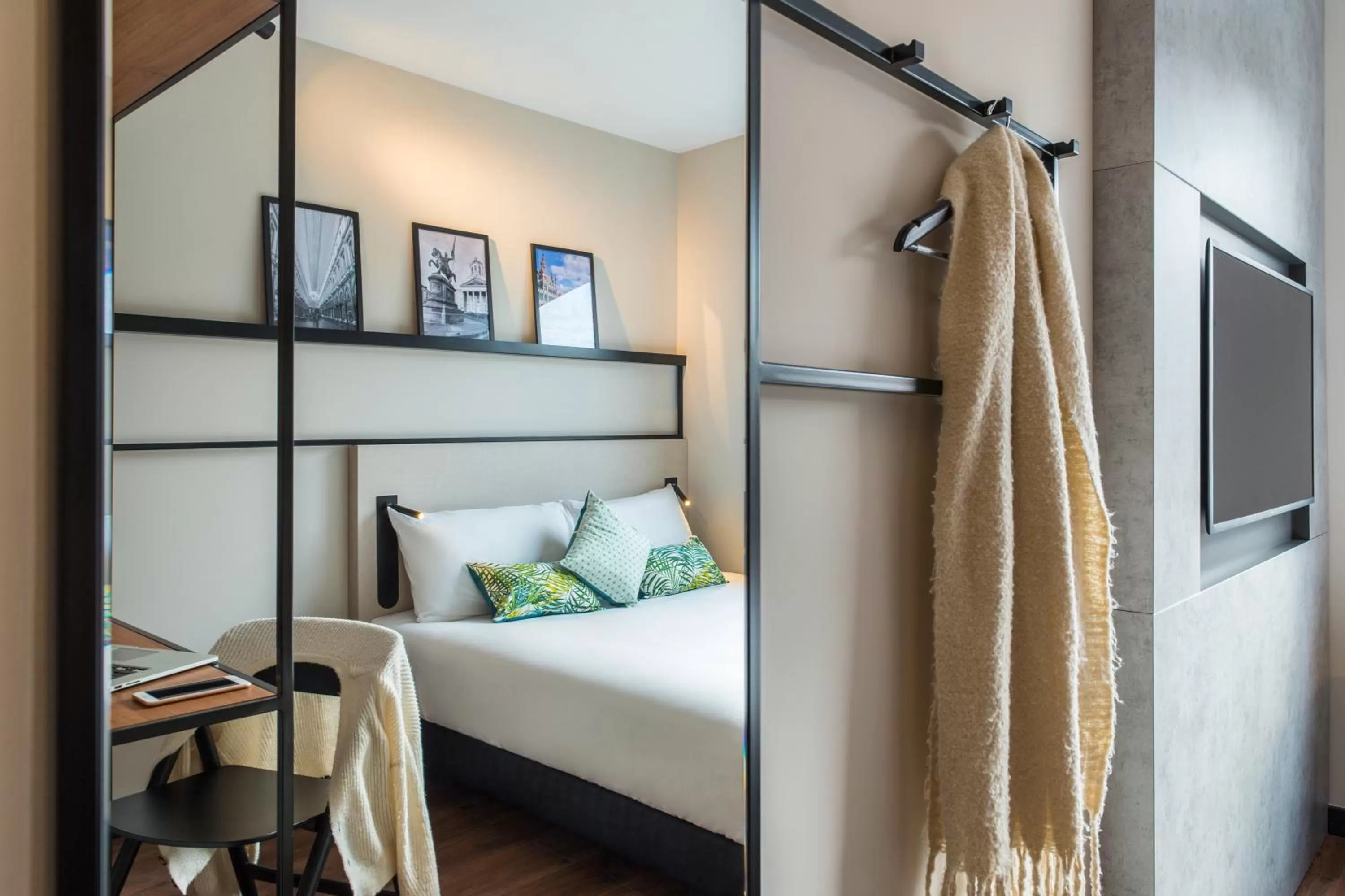 Bedroom, Bed in ibis Brussels Centre Chatelain