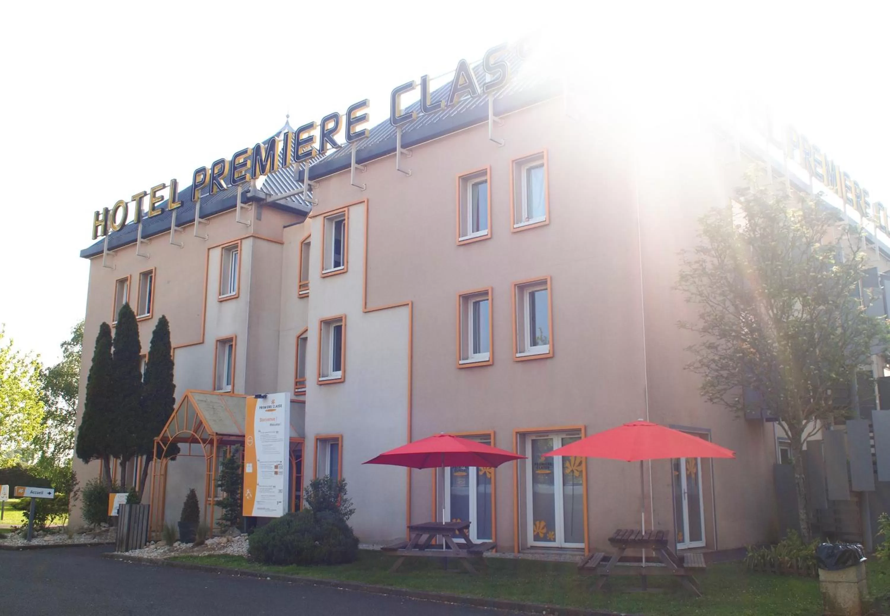 Facade/entrance in Premiere Classe Niort Est - Chauray