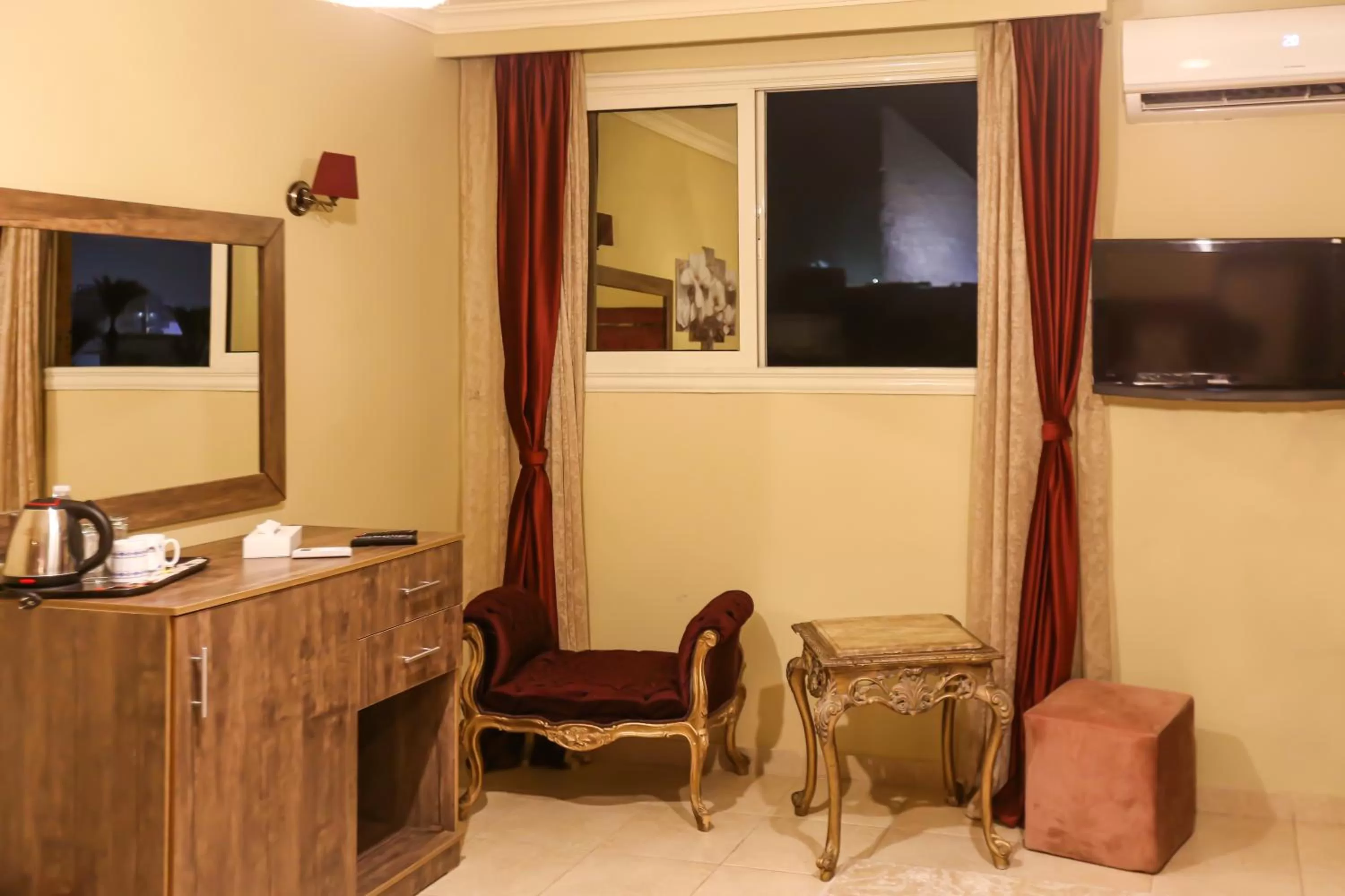 Living room, TV/Entertainment Center in King Cheops Inn - Pyramid View