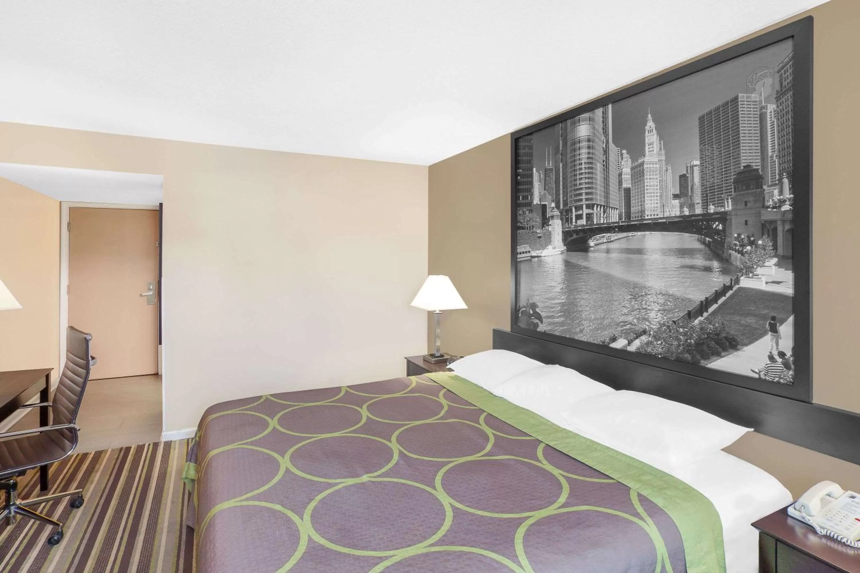 Photo of the whole room, Bed in Super 8 by Wyndham Morton Grove/Chicago