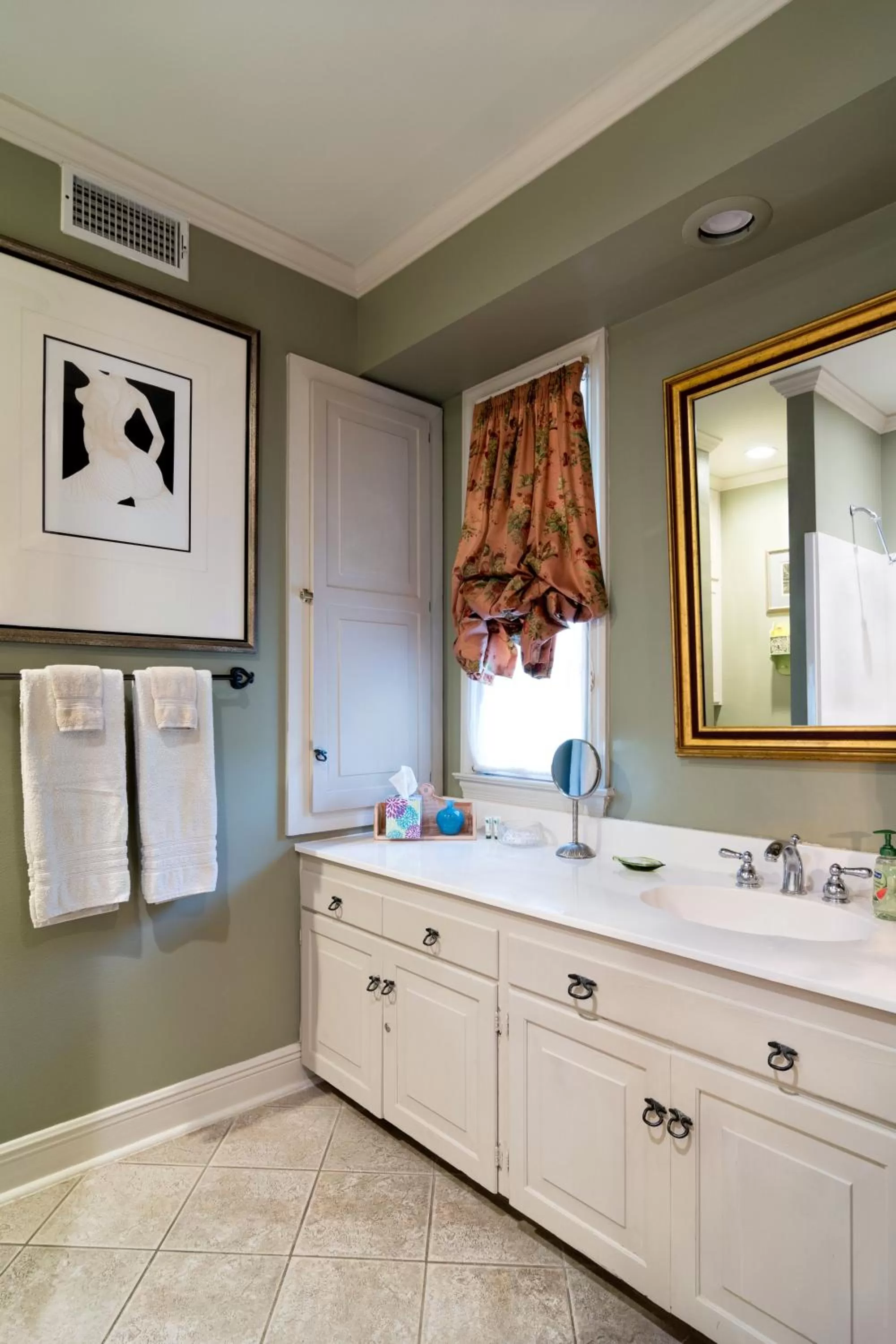 Bathroom in The Stockade Bed and Breakfast