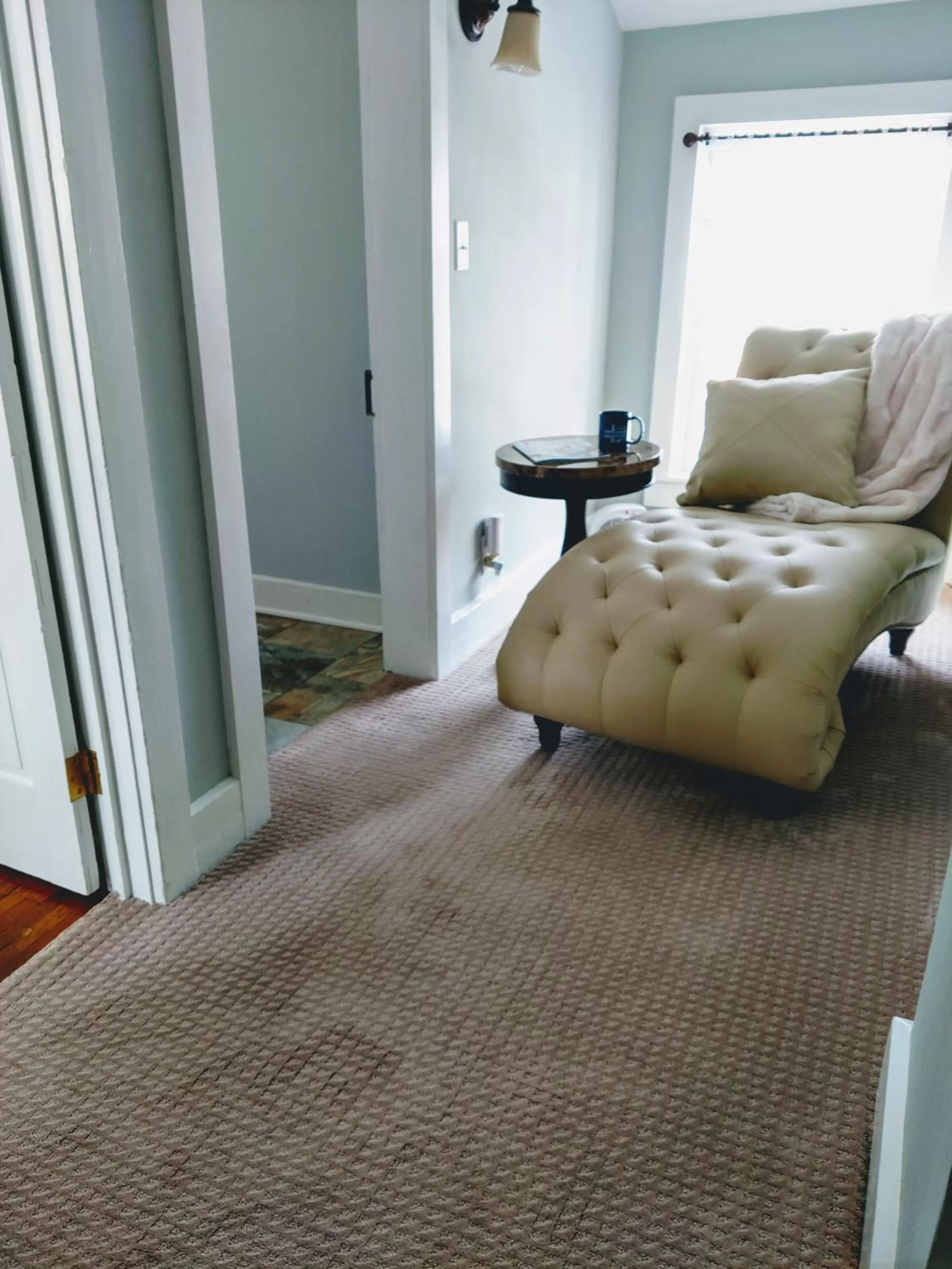 Seating area, Bed in Lamberson Guest House