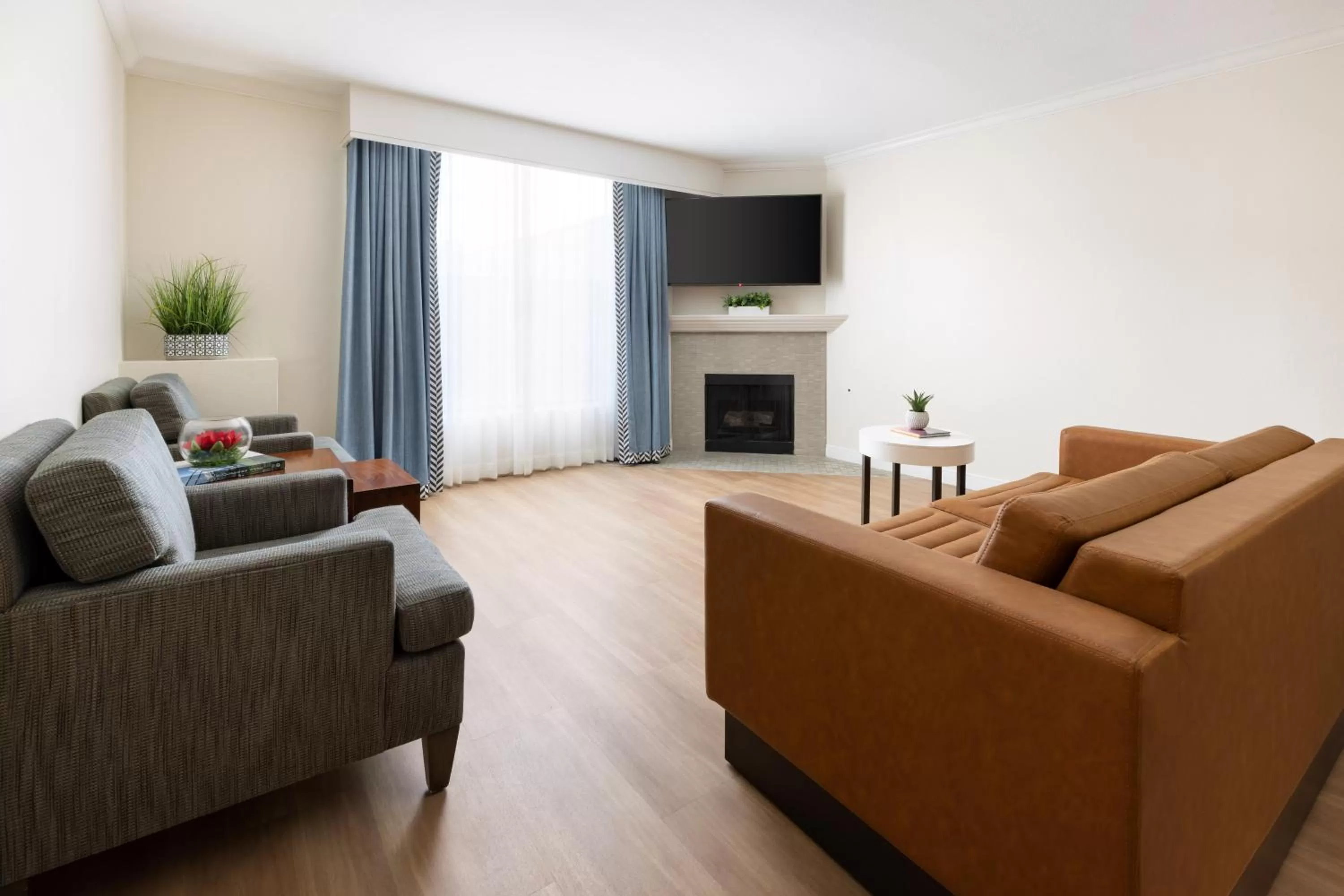 TV and multimedia in The Anza-a Calabasas Hotel