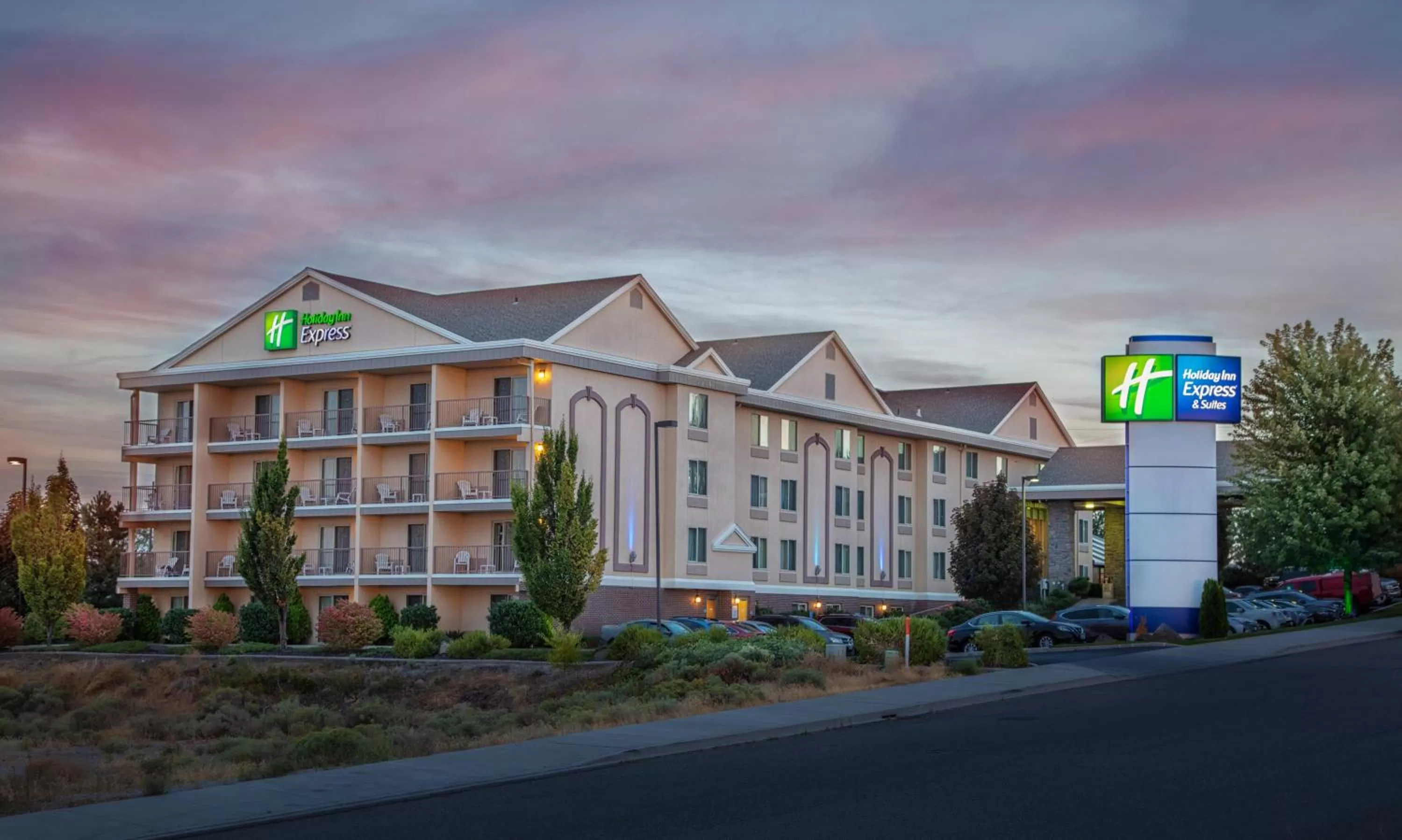 Property building in Holiday Inn Express Hotel & Suites Richland