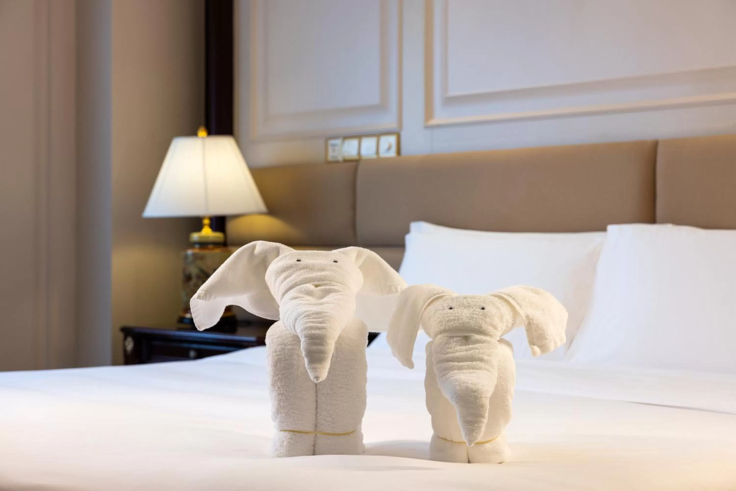 Photo of the whole room, Bed in Crowne Plaza Hotel & Suites Landmark Shenzhen by IHG