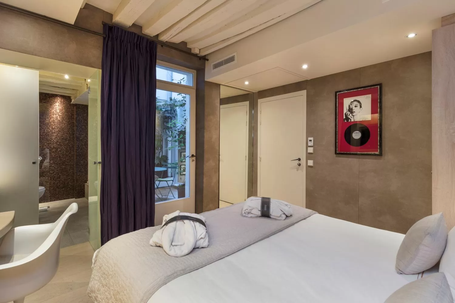 Inner courtyard view, Bed in Hôtel de Lille - Saint-Germain des Près