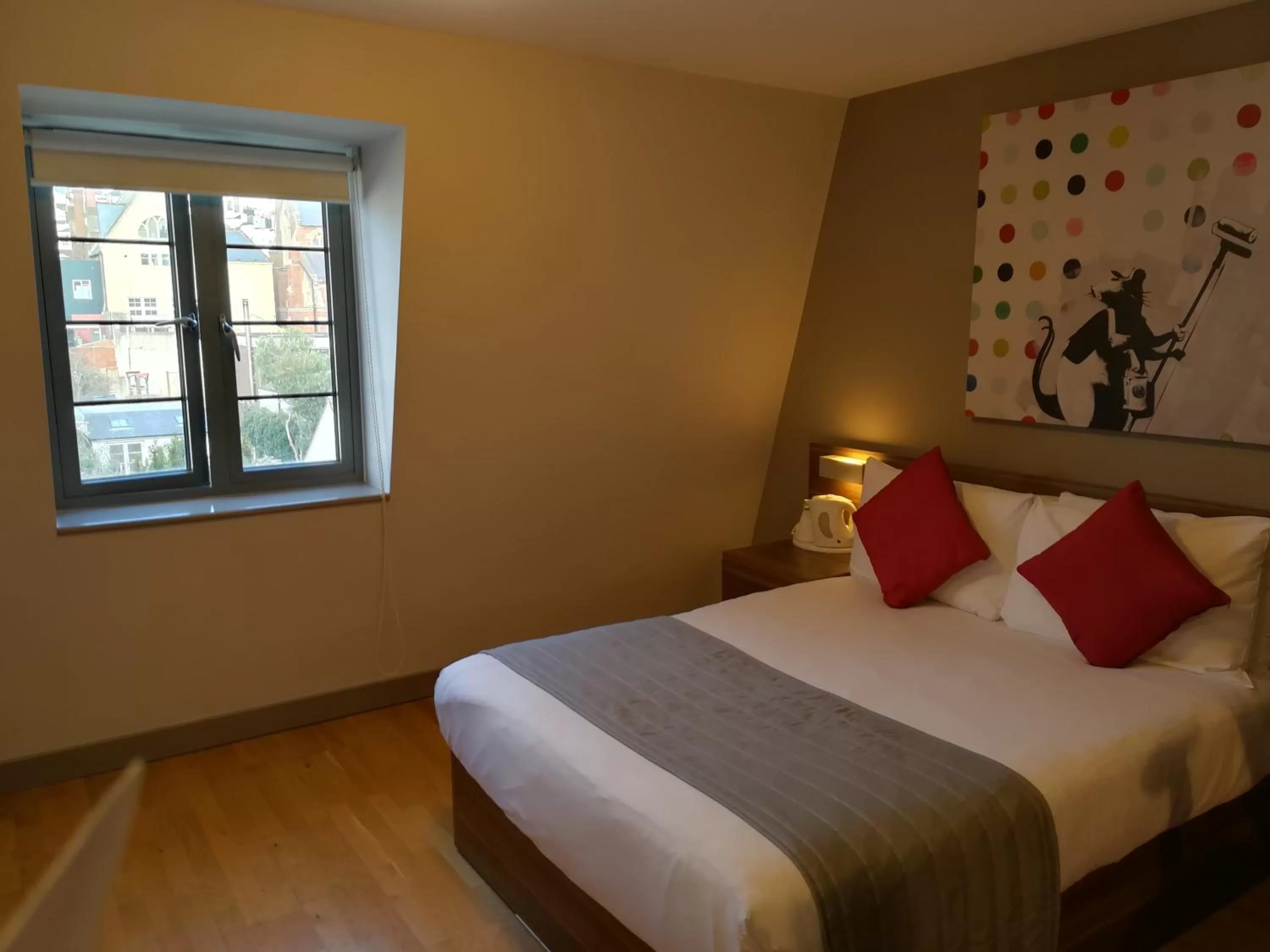 Bed in Britannia Study Hotel