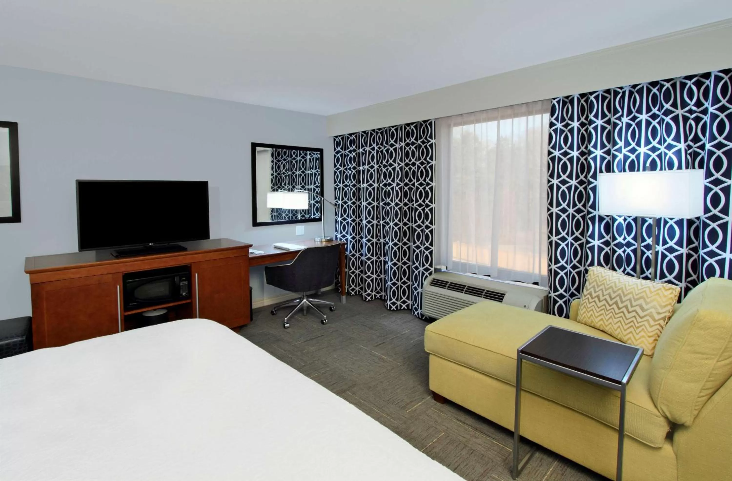 Living room, Bed in Hampton Inn Richland/South Jackson