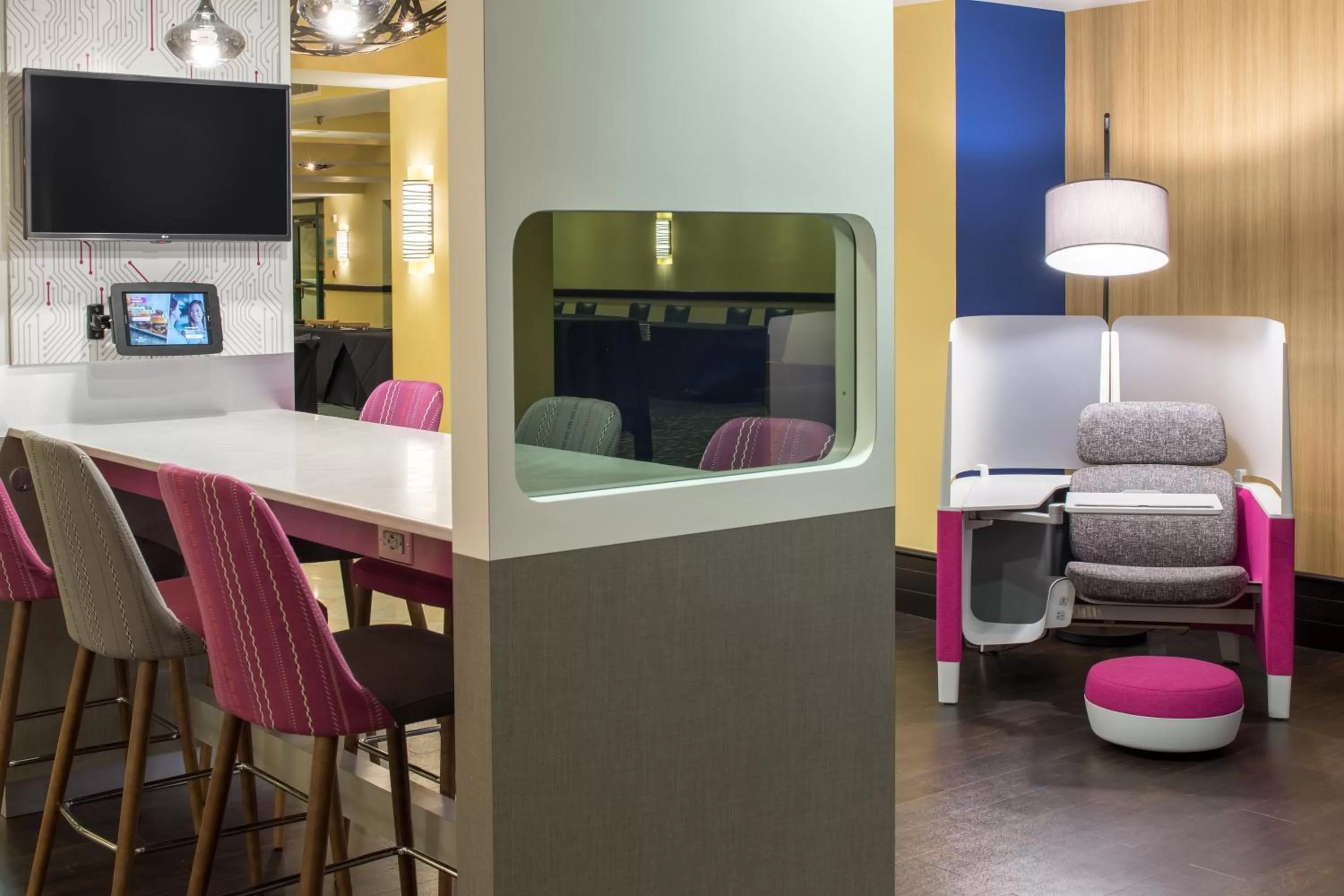 Lobby or reception in Crowne Plaza Cabana Hotel by IHG