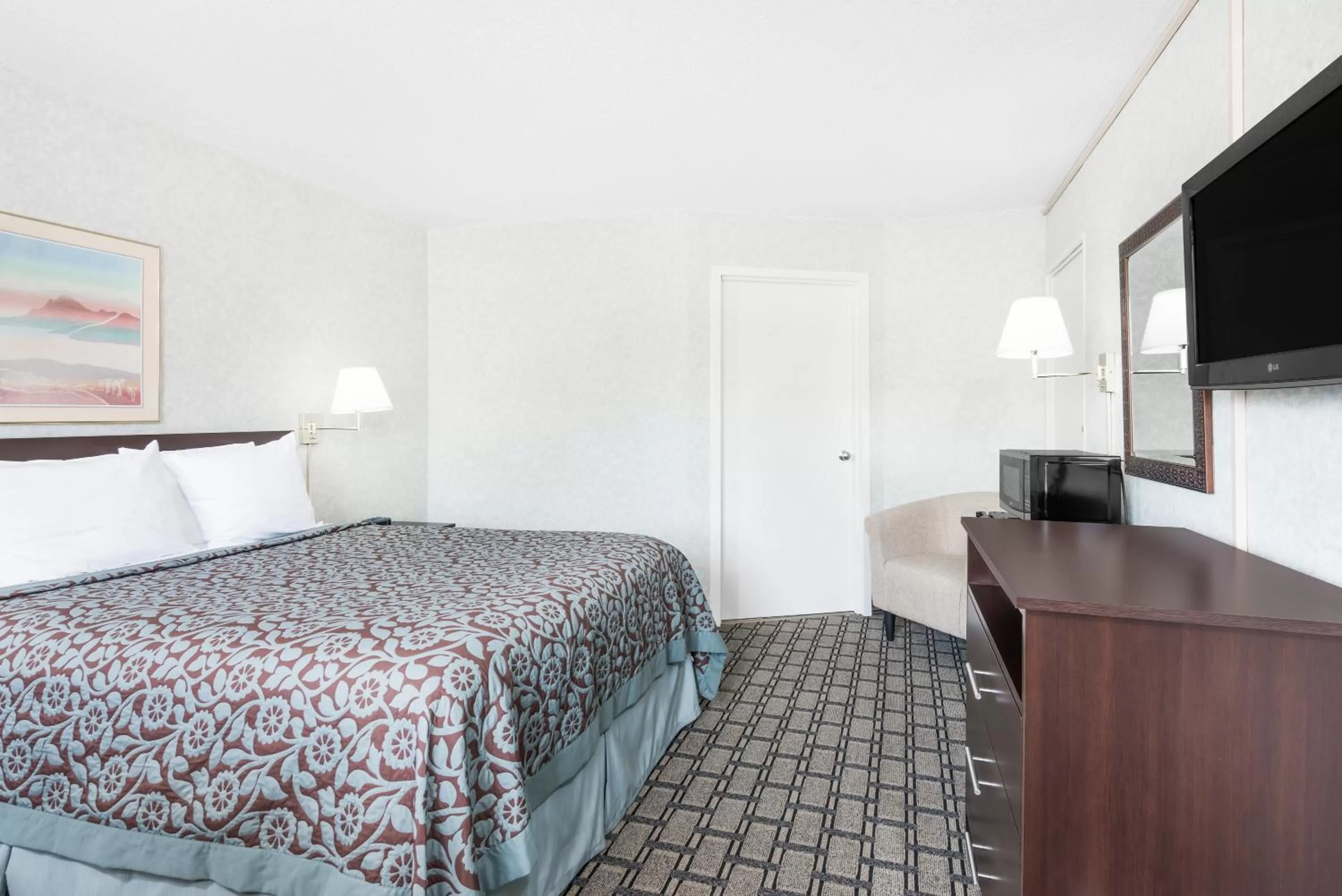 Queen Room with Bath Tub - Mobility Accessible/Non-Smoking in Days Inn by Wyndham St Clairsville