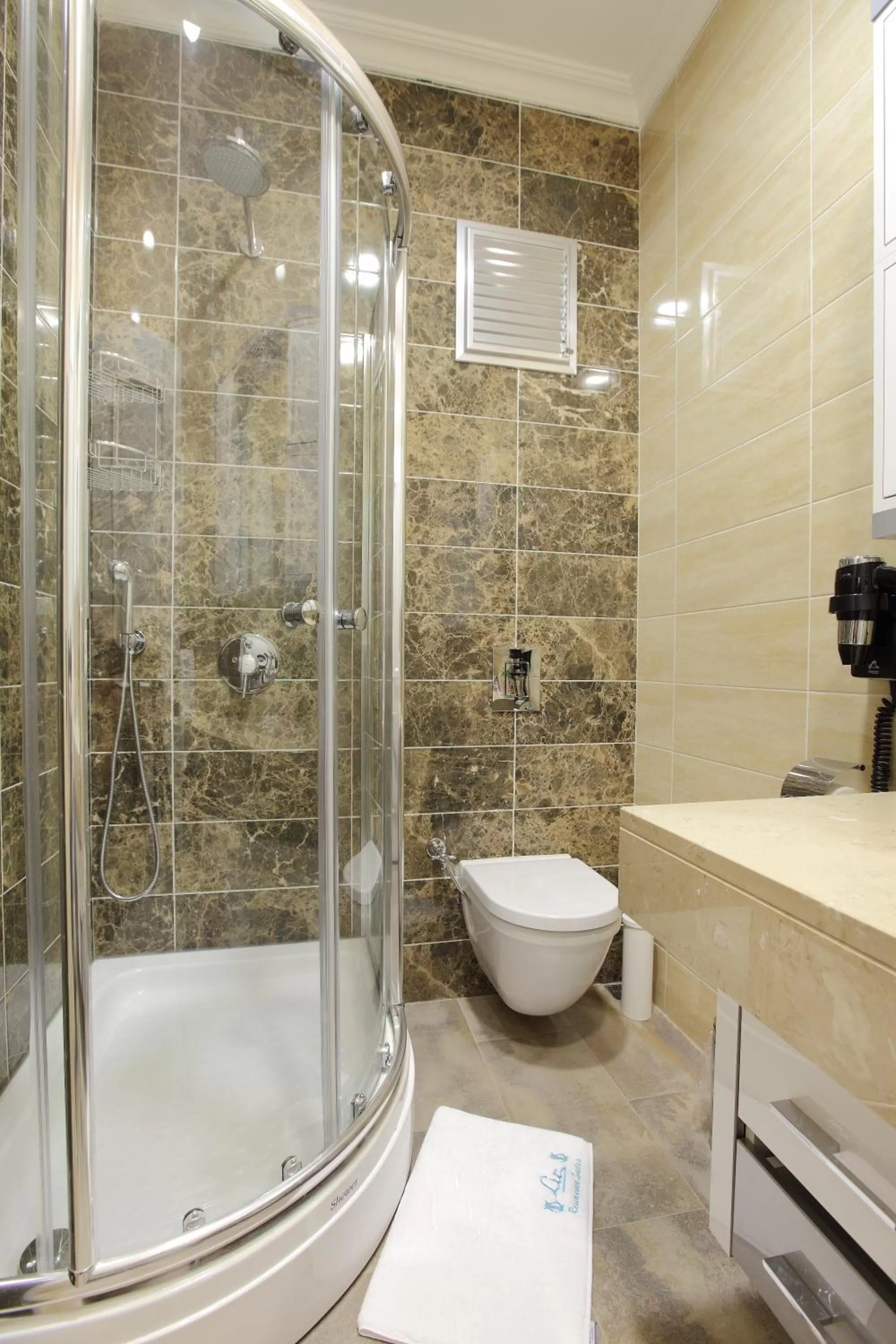 Shower in Lir Residence Suites LONG STAY