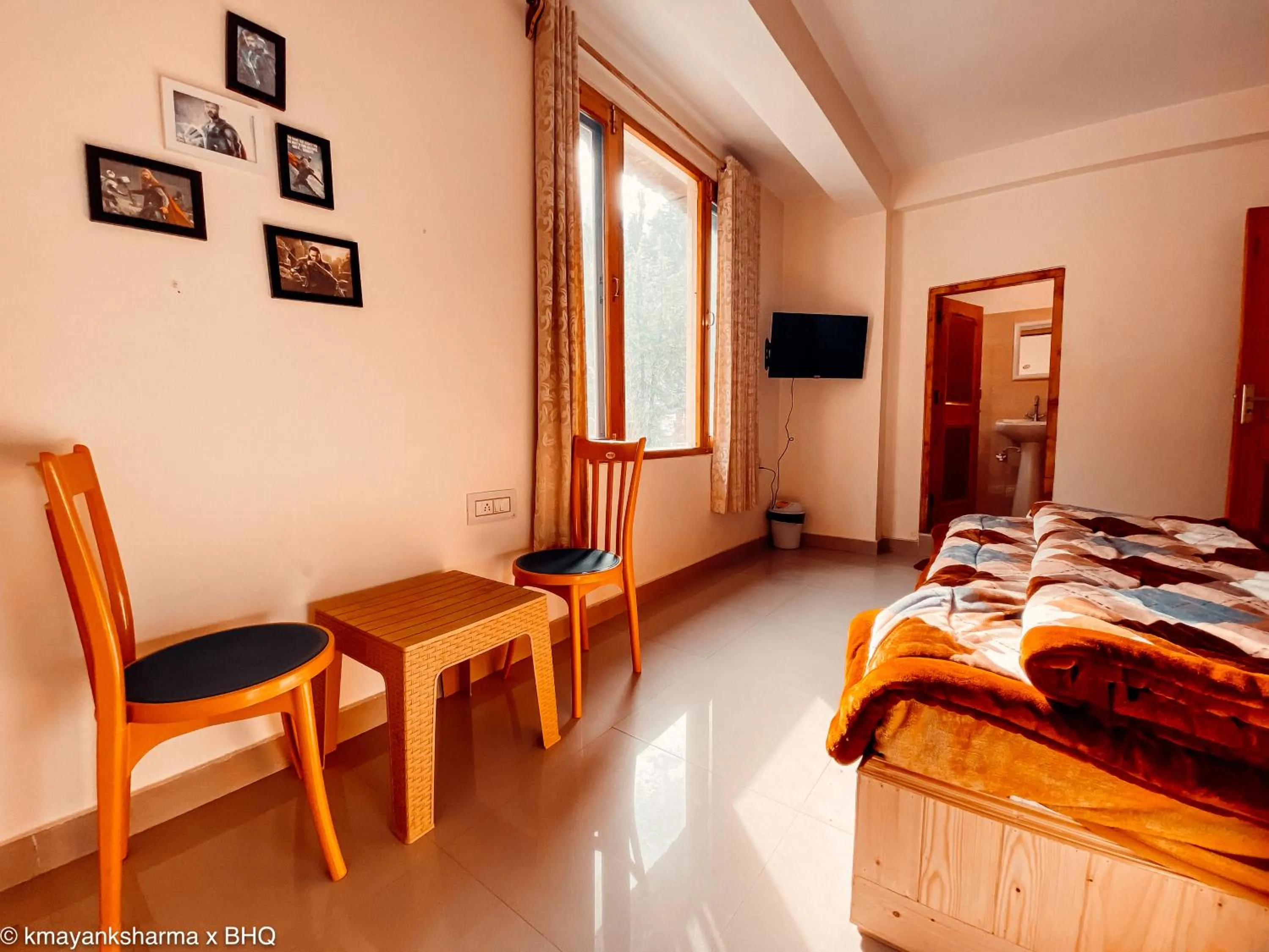 Photo of the whole room, Bed in Backpackers Headquarter Manali