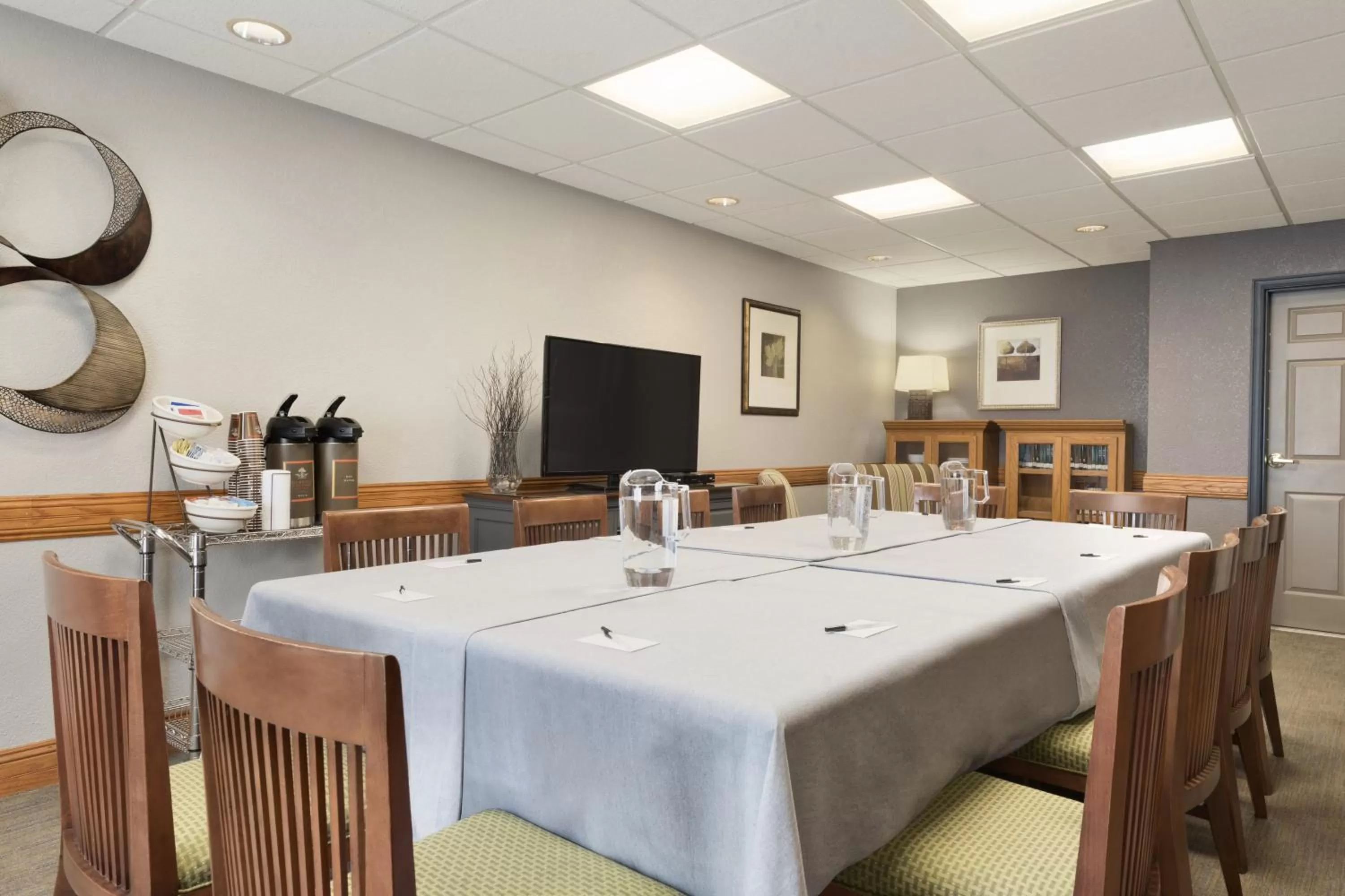 American breakfast in Country Inn & Suites by Radisson, Minneapolis-Shakopee