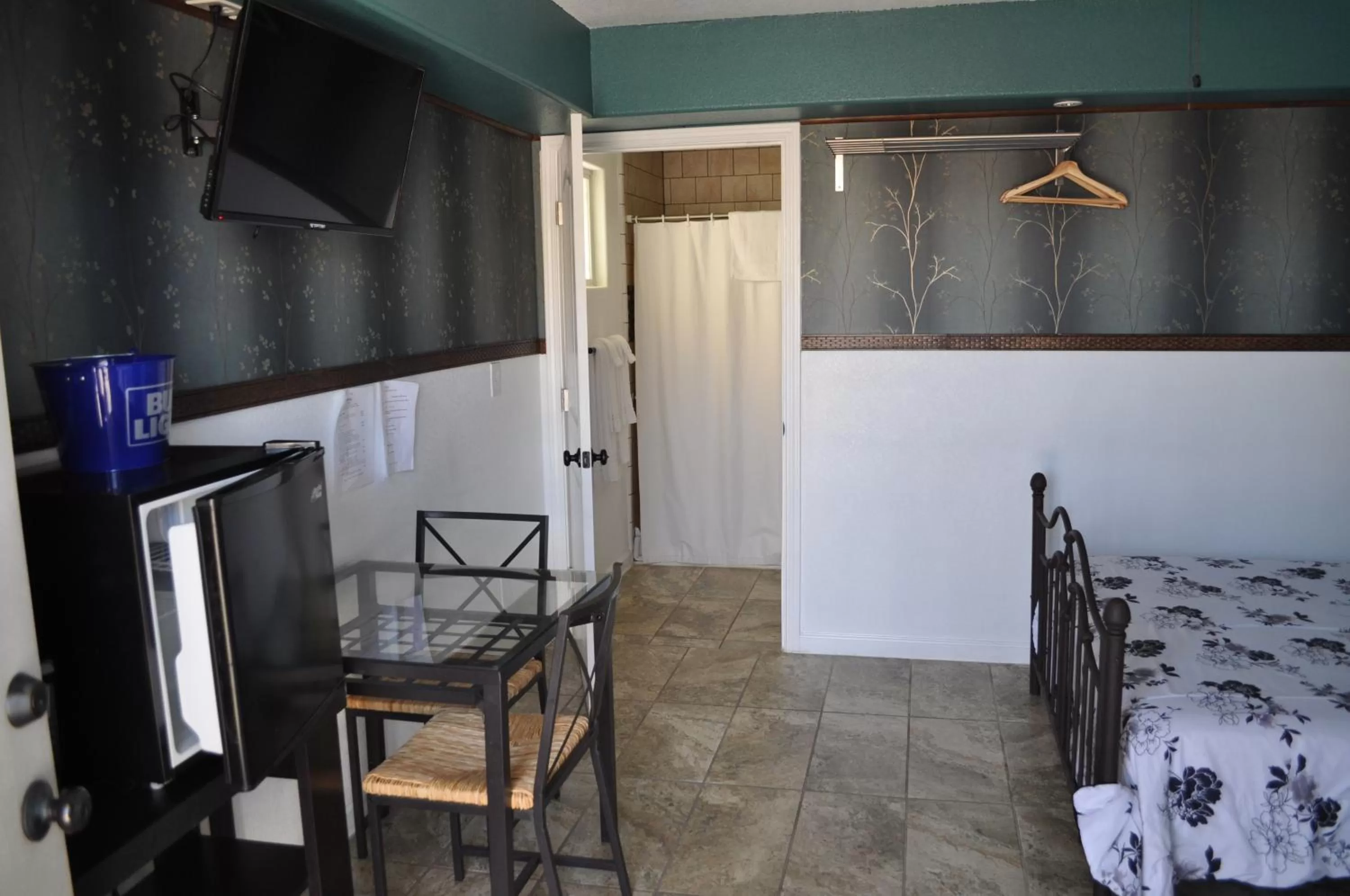 View (from property/room), Kitchen/Kitchenette in K7 Bed and Breakfast