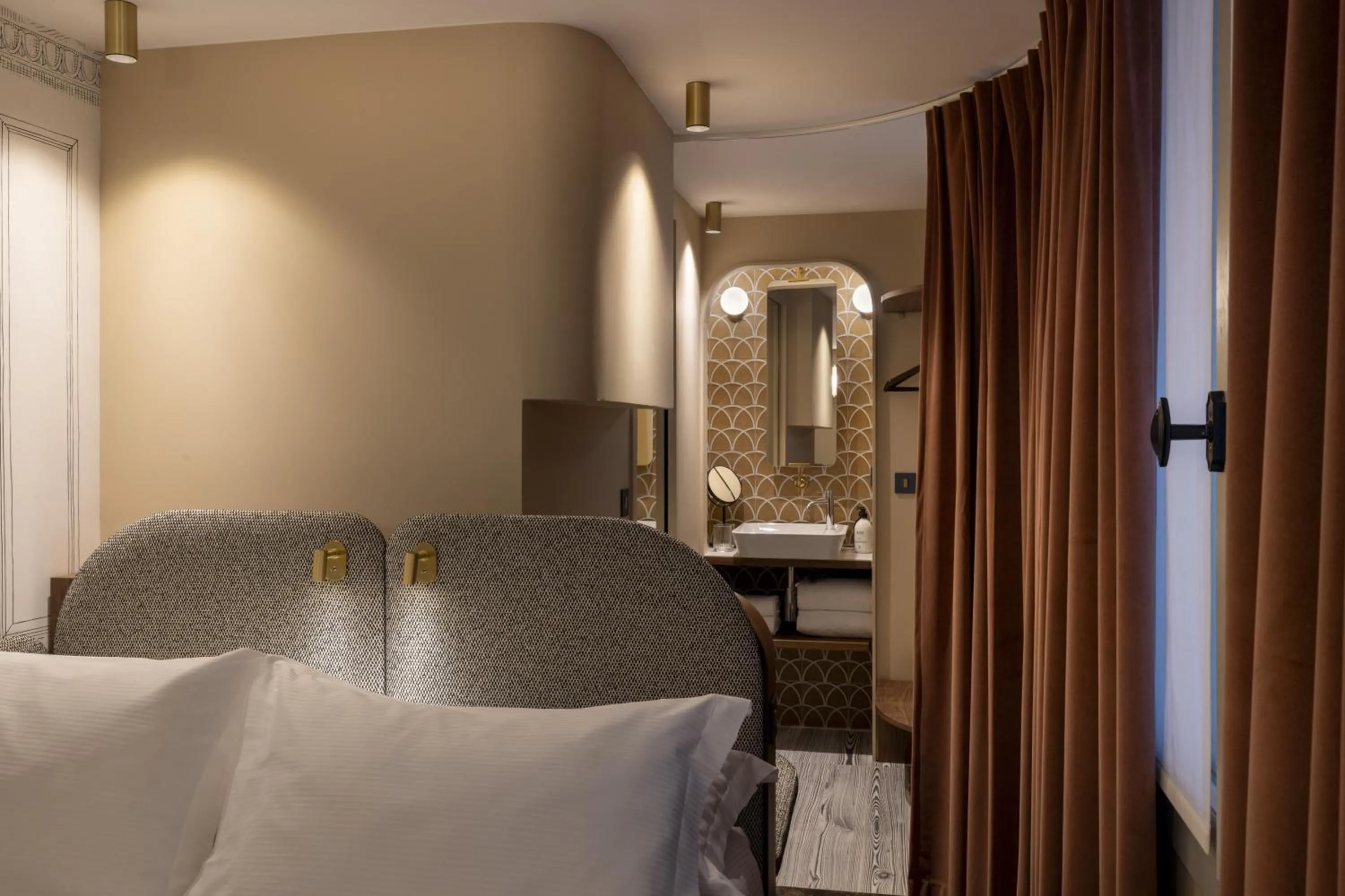 Bed in Hotel L de Lutece - Notre-Dame