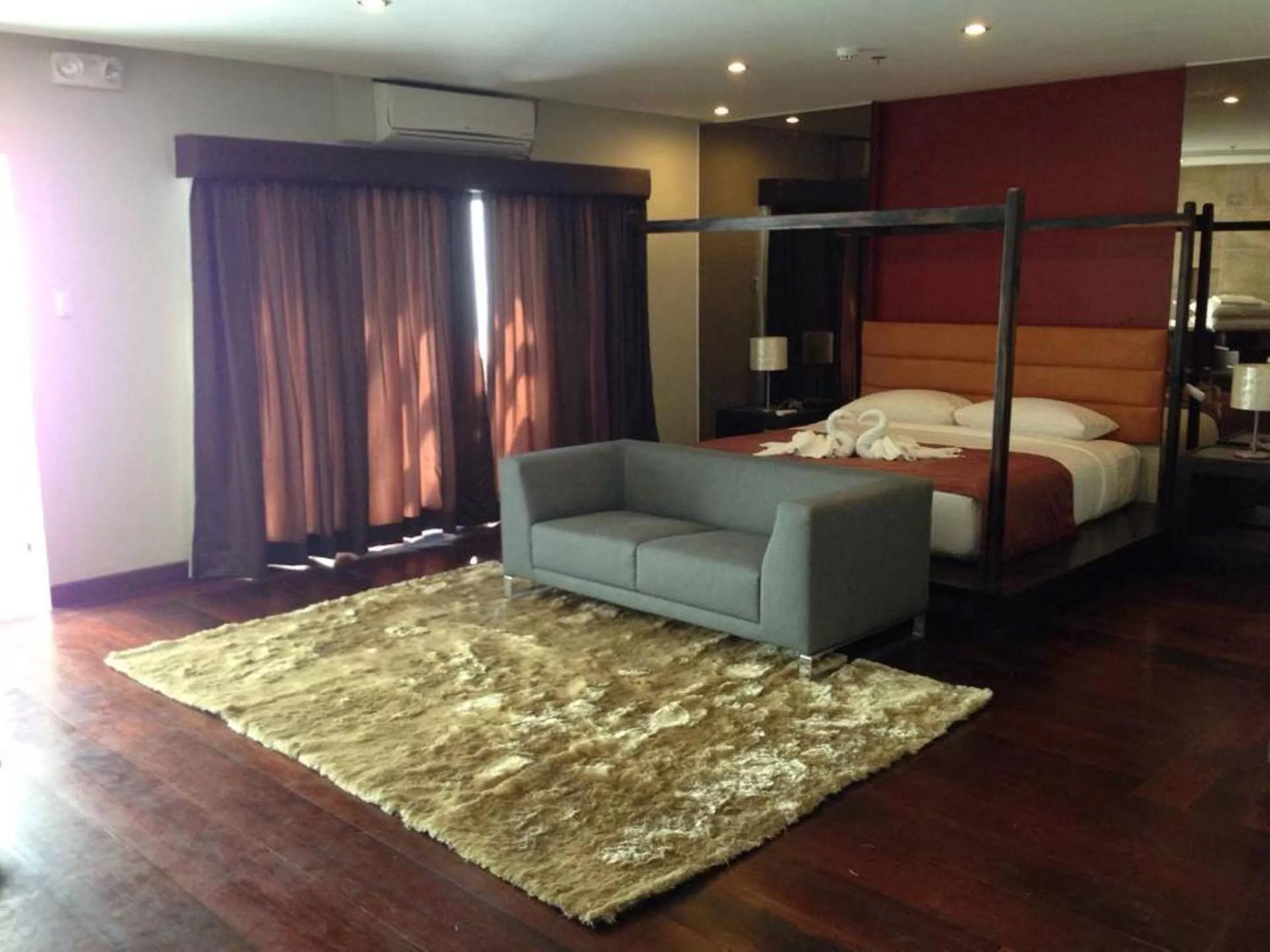 Decorative detail in One Manalo Place