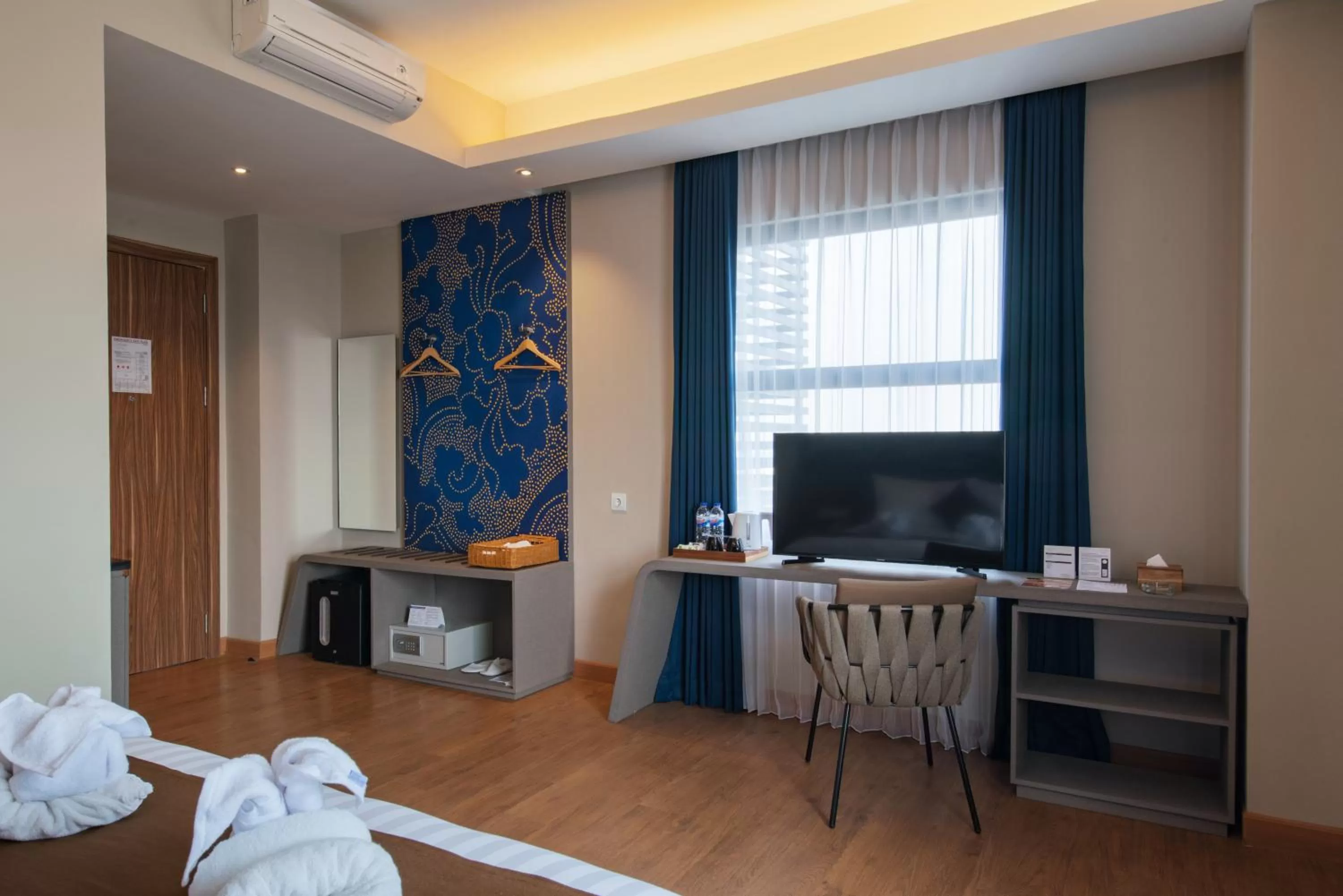 TV and multimedia, Bed in Luminor Hotel Airport Sidoarjo By WH , Best Choice and Strategic Location with a Rooftop area in Town